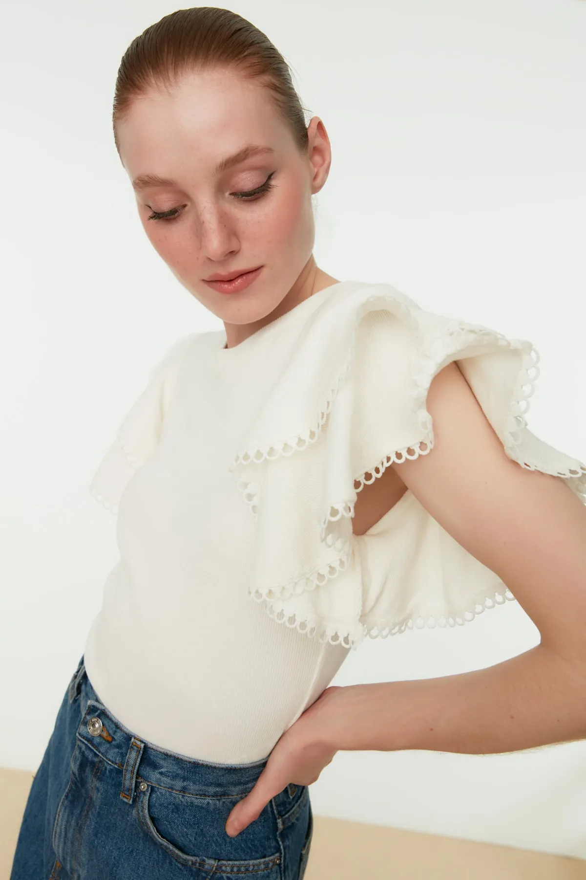 Trendyol Collection  Ecrufarbene Rüschen-Strickbluse TWOSS21BZ0736