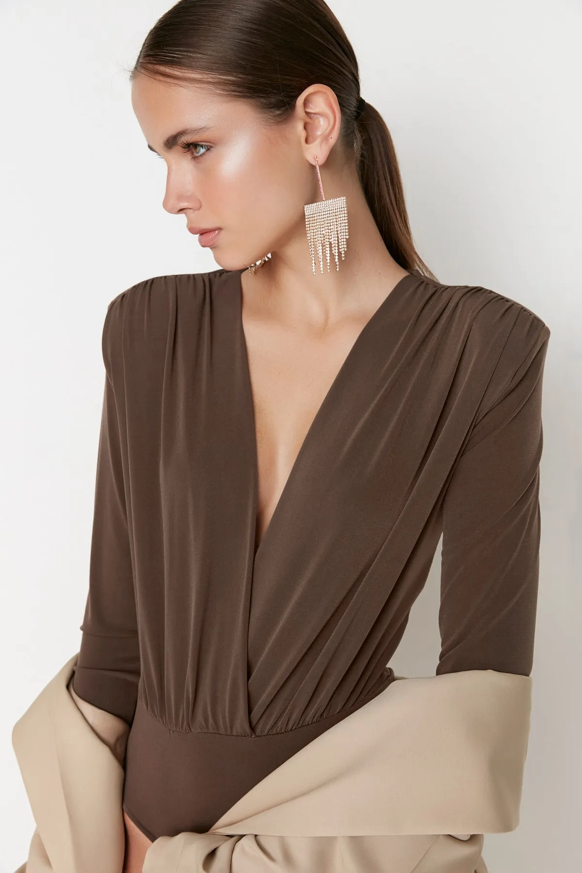 Trendyol Collection  Nerzfarbener, zweireihiger Strick-Bodysuit mit V-Ausschnitt TPRAW22BD0161