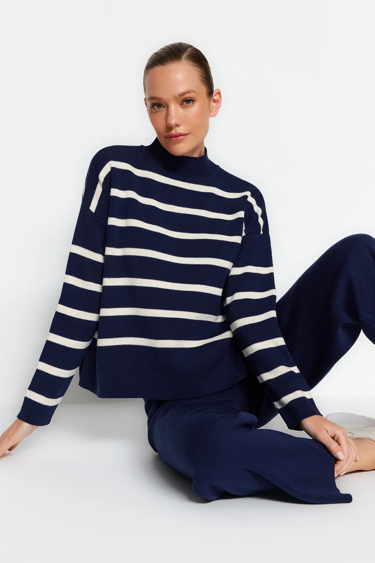 Trendyol Collection  Marineblaues Set aus gestreiftem Strickoberteil und -unterteil TWOAW24AU00045