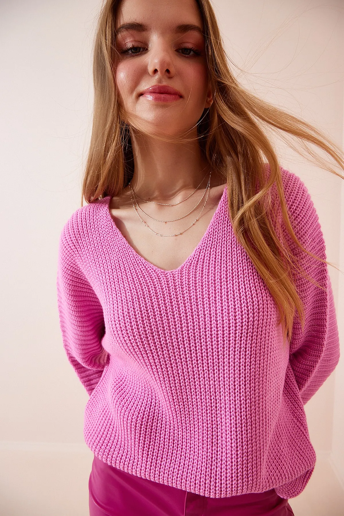 Happiness İstanbul  Rosafarbenes Thessaloniki-Strick-Sweatshirt mit V-Ausschnitt für Damen in Übergröße ZA00059
