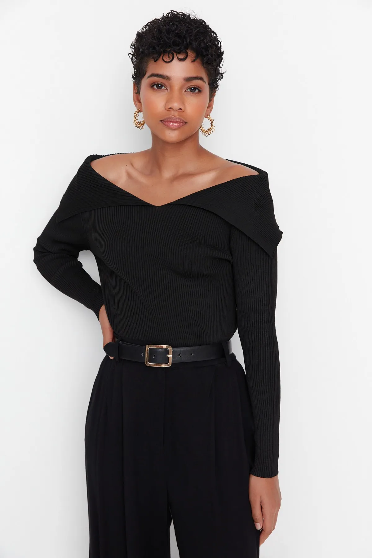 Trendyol Collection  Schwarzer Strickpullover mit Kragendetail TWOAW22KZ0993