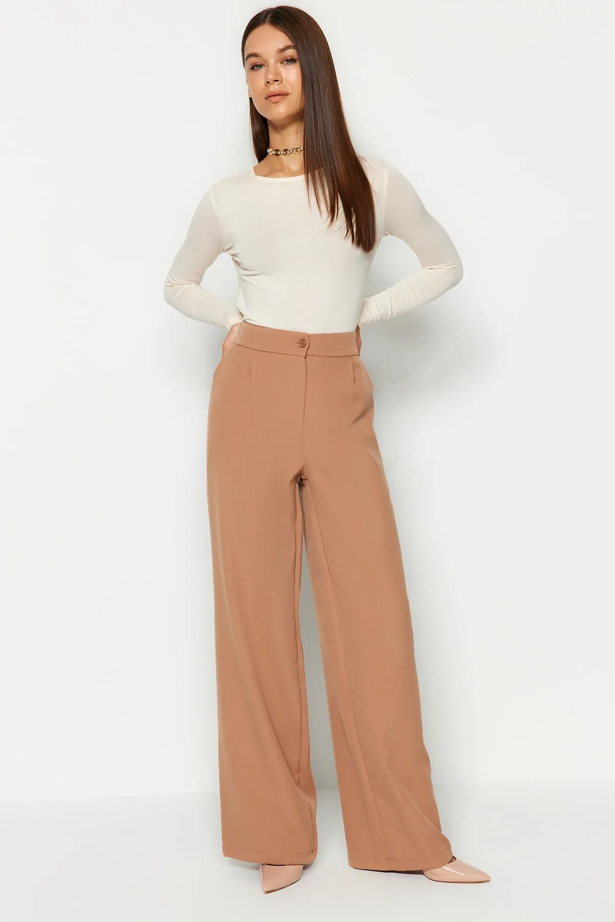 Trendyol Collection  Nerzfarbene Hose mit weitem Bein/Webhose mit weitem Bein TWOAW22PL0139