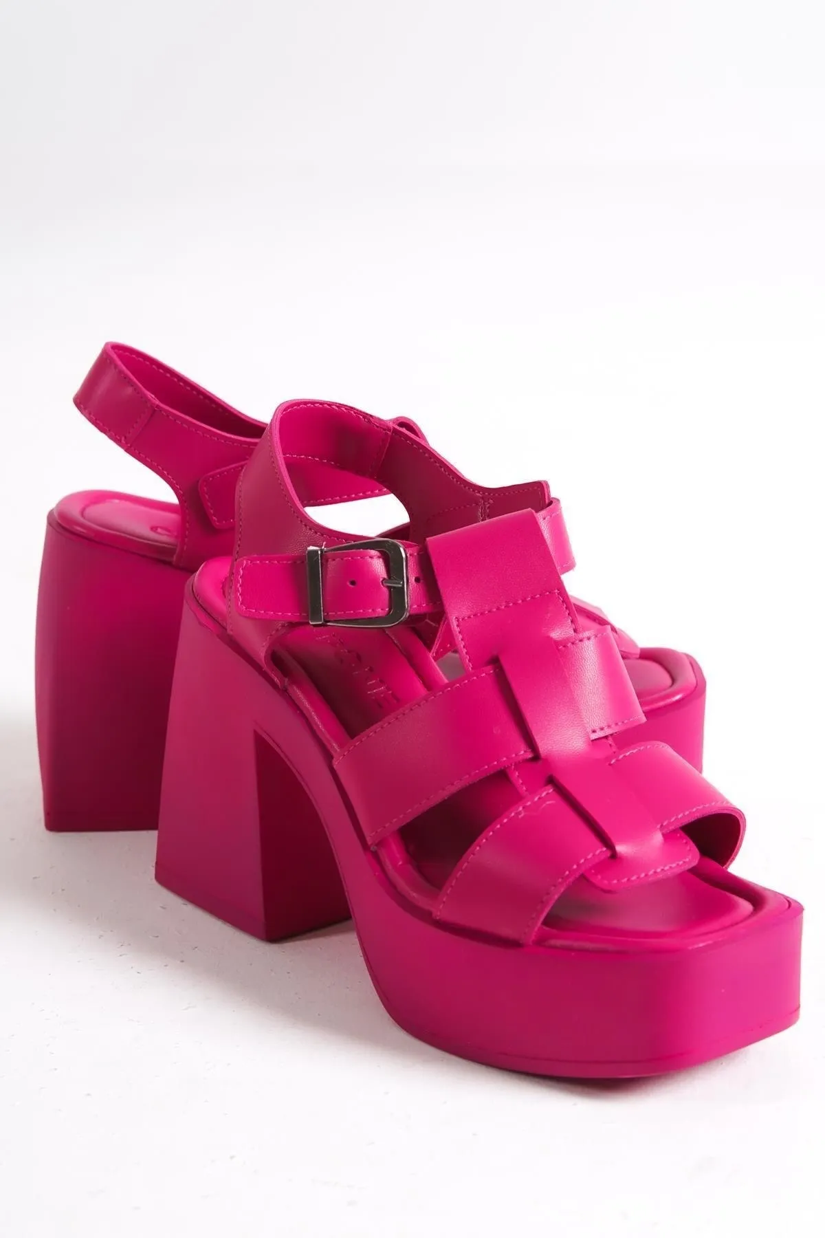 Capone Outfitters  Capone Gladiator-Riemchensandalen mit Plateausohle und flachem Zehenbereich in Fuchsia für Damen
