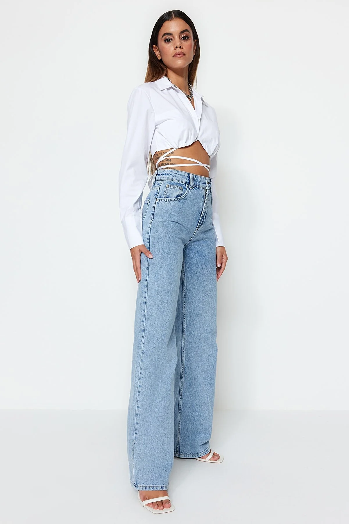 Trendyol Collection  Hellblaue Jeans mit hoher Taille und weitem Bein TWOSS23JE00068