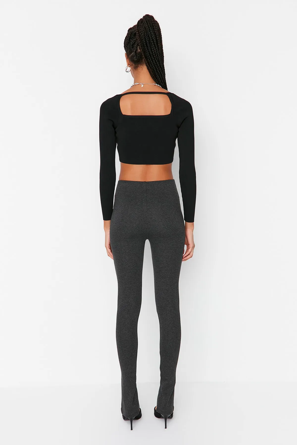 Trendyol Collection  Anthrazitfarbene Interlock-Strick-Leggings mit hoher Taille und geschlitzten Beinen TWOAW21PL0263