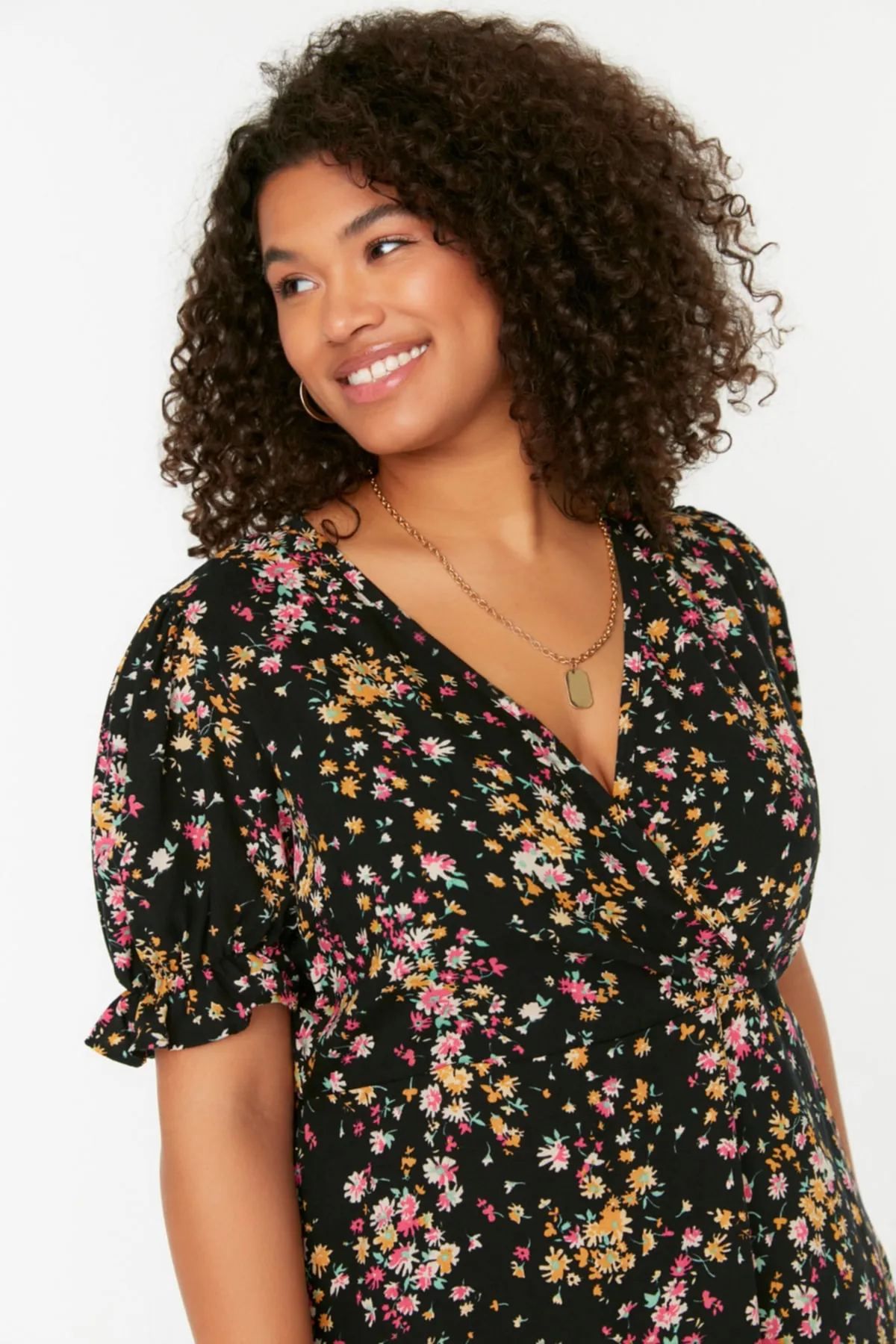 Trendyol Curve  Mehrfarbig gemustertes gewebtes Kleid mit V-Ausschnitt TBBSS22AH0078