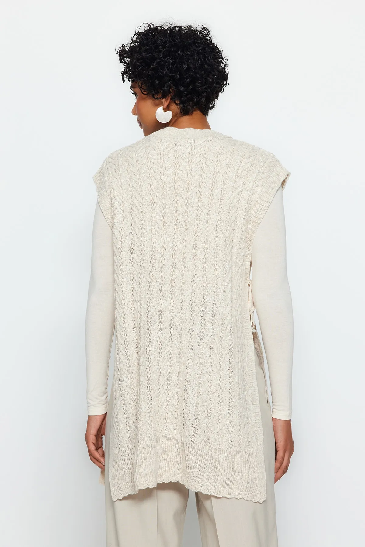 Trendyol Modest  Beigefarbener Strickpullover mit Krawatte und V-Ausschnitt TCTAW24UV00014
