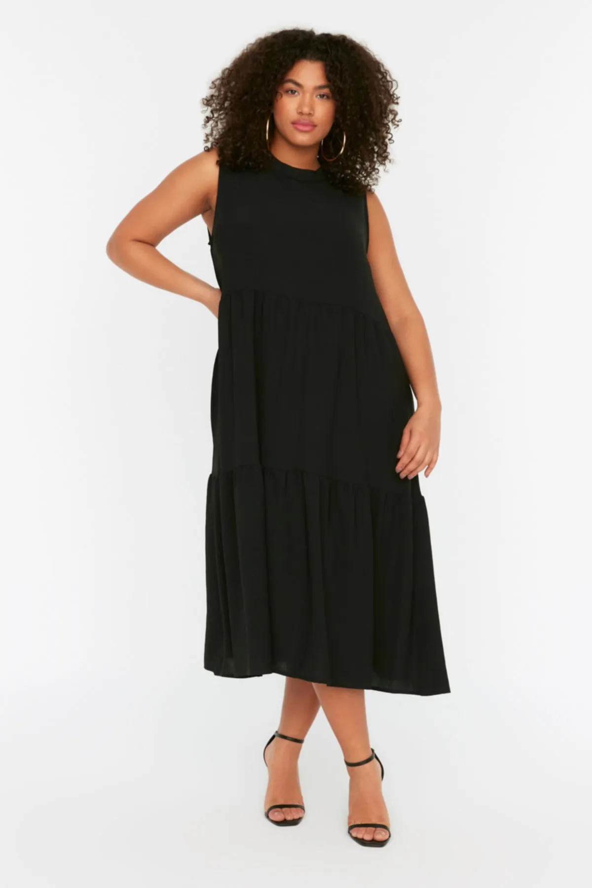 Trendyol Curve  Schwarzes gewebtes Kleid mit Schwungrad-Details TBBSS22EL1593