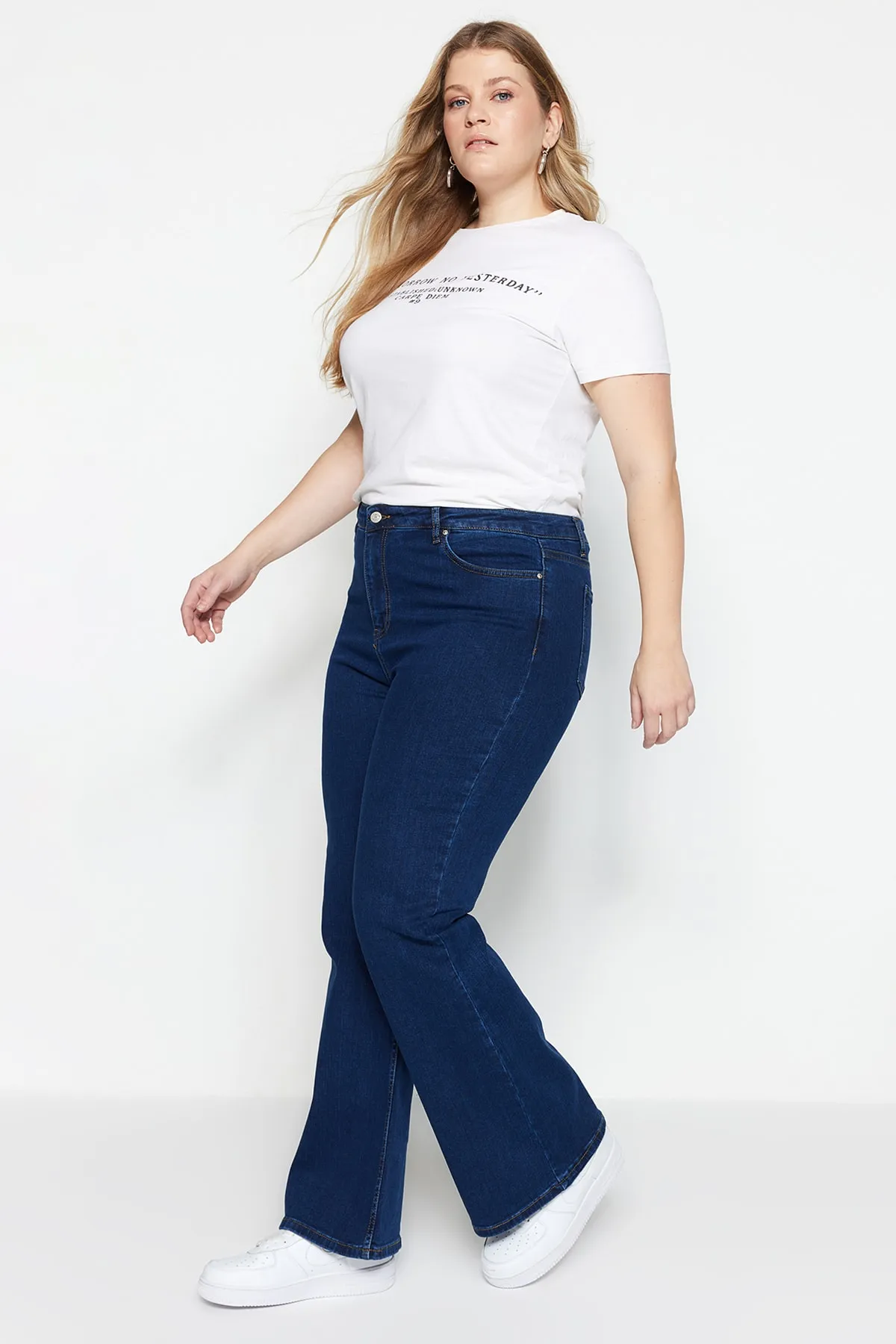 Trendyol Curve  Indigoblaue Jeans mit hohem Bund und spanischem Bein TBBAW23JE00001