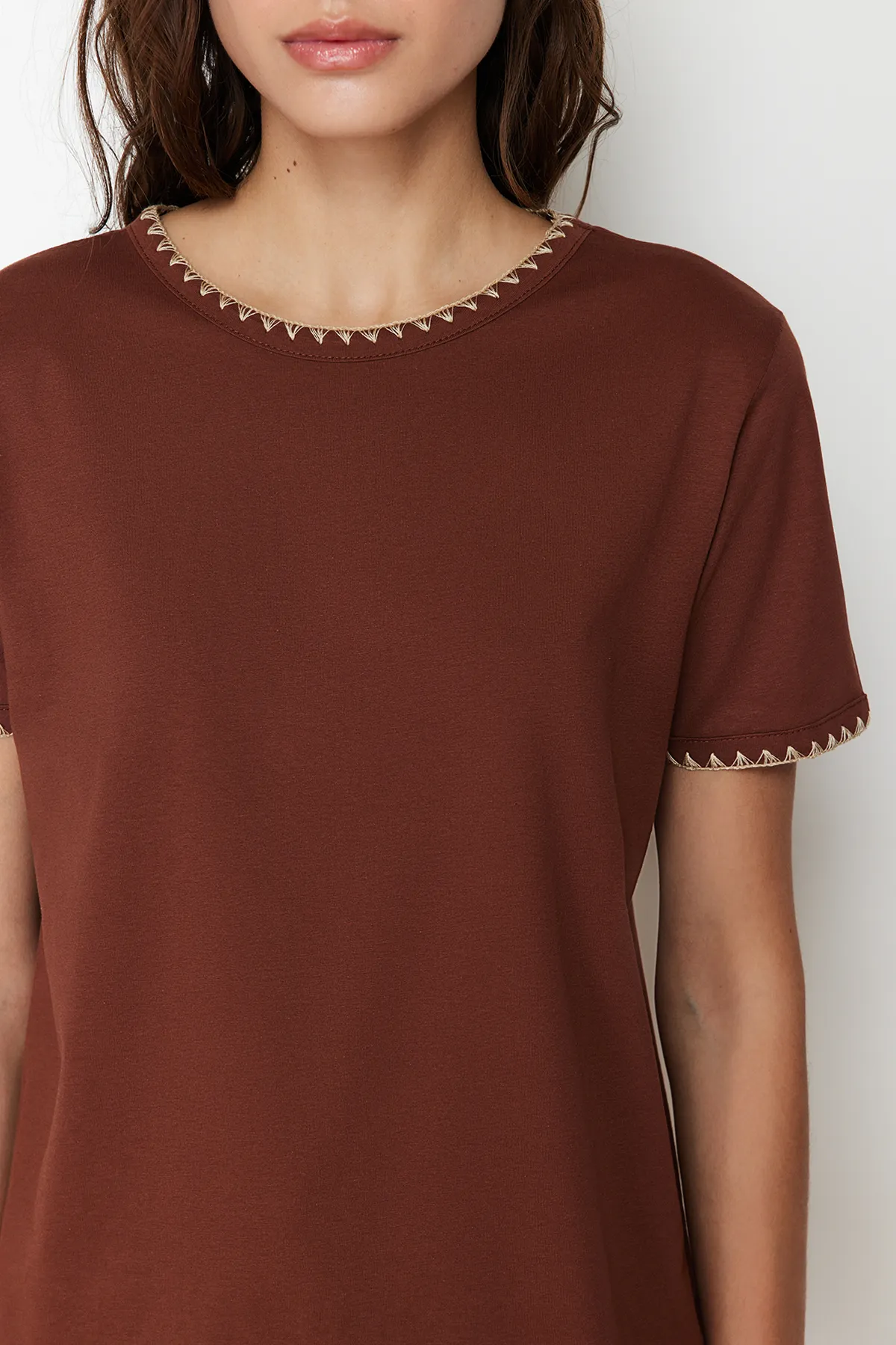 Trendyol Collection  Braunes Basic-Strick-T-Shirt mit Rundhalsausschnitt, 100 % Baumwolle, Kontrastnähte, detailliertes TWOSS19AD0085