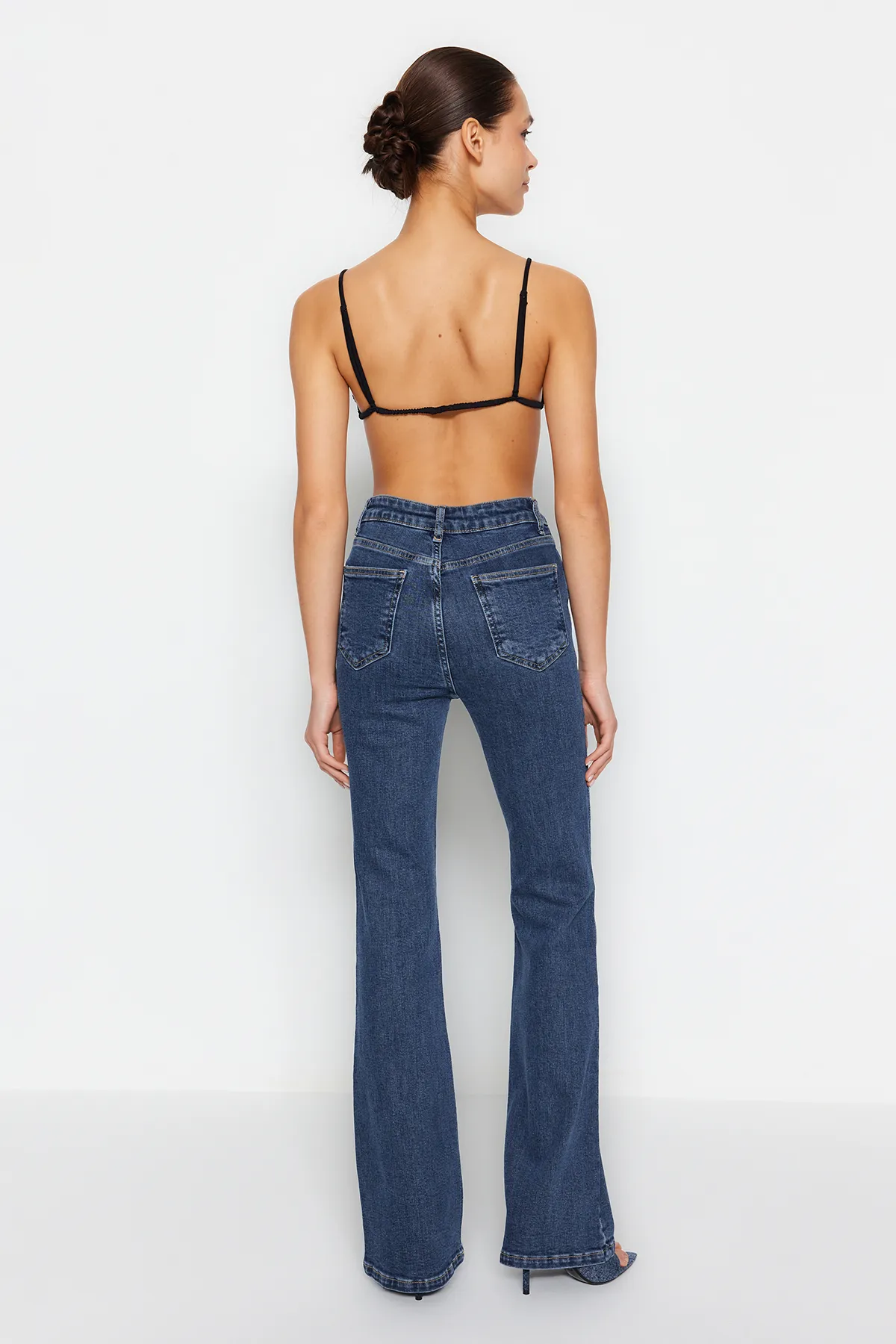 Trendyol Collection  Dunkelblaue Schlagjeans mit hoher Taille TWOSS24JE00043