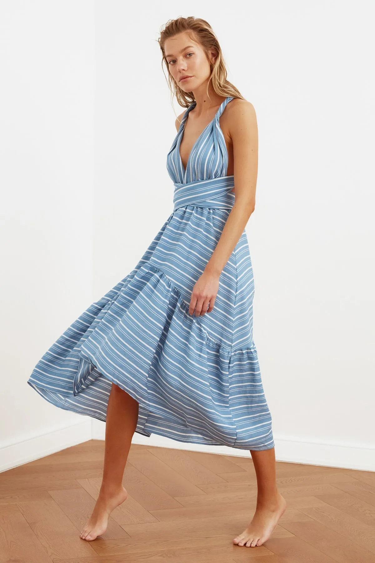 Trendyol Collection  Blau gestreiftes, gewebtes Maxi-Strandkleid zum Binden TBESS21EL3640