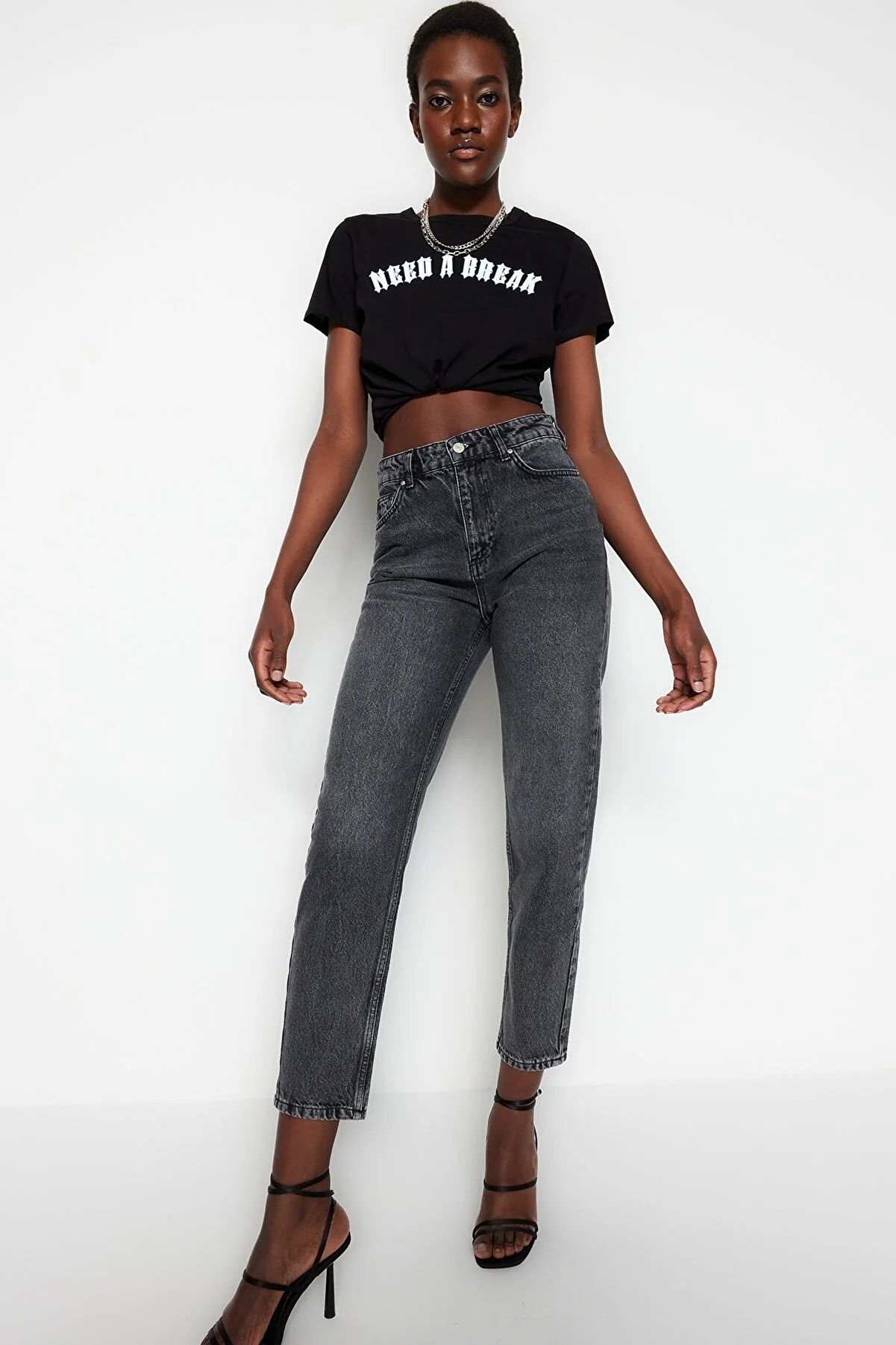 Trendyol Collection  Anthrazitfarbene Mom-Jeans mit hoher Taille TWOSS23JE00085