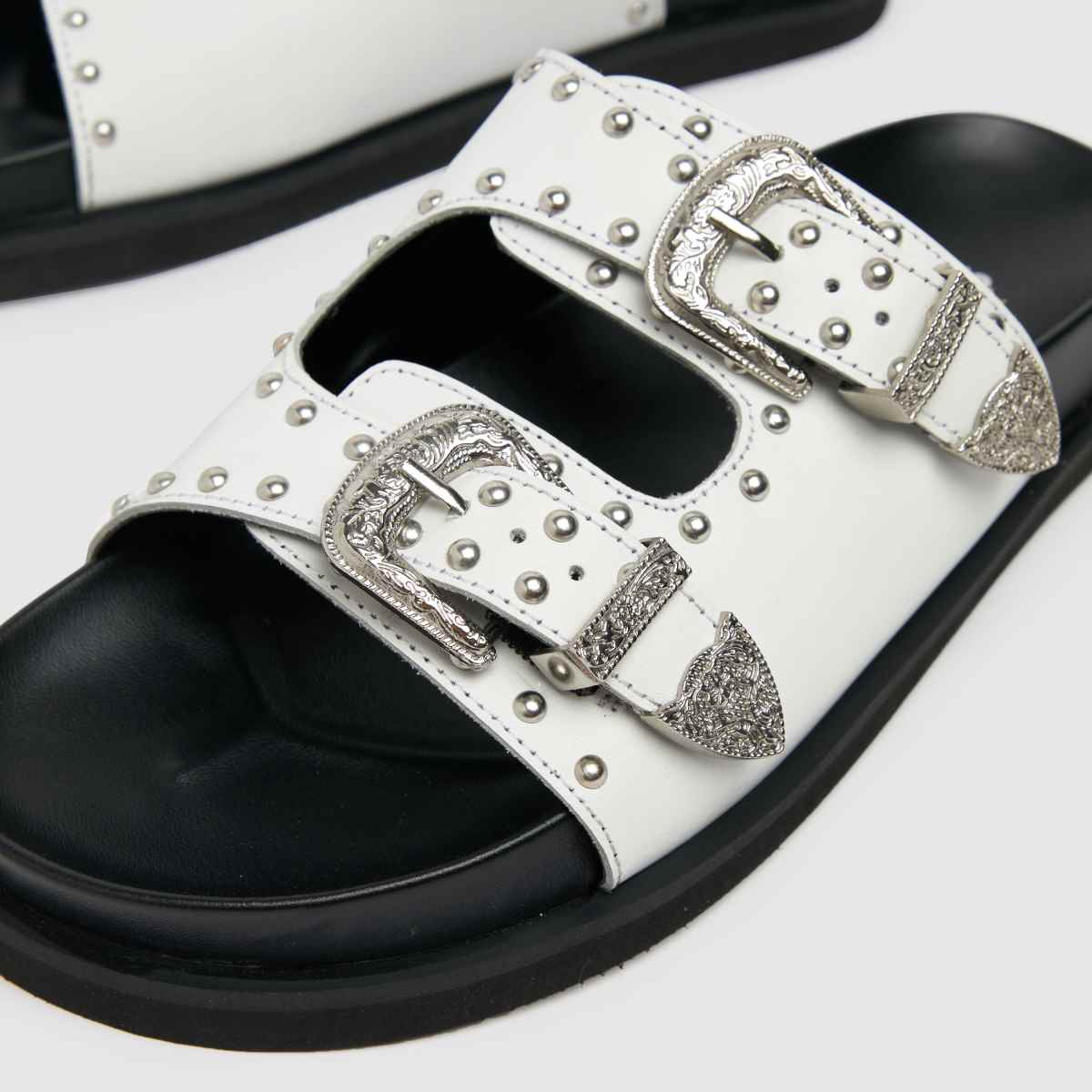 Schuh Treasure bőr szegecses szandál fehér színben