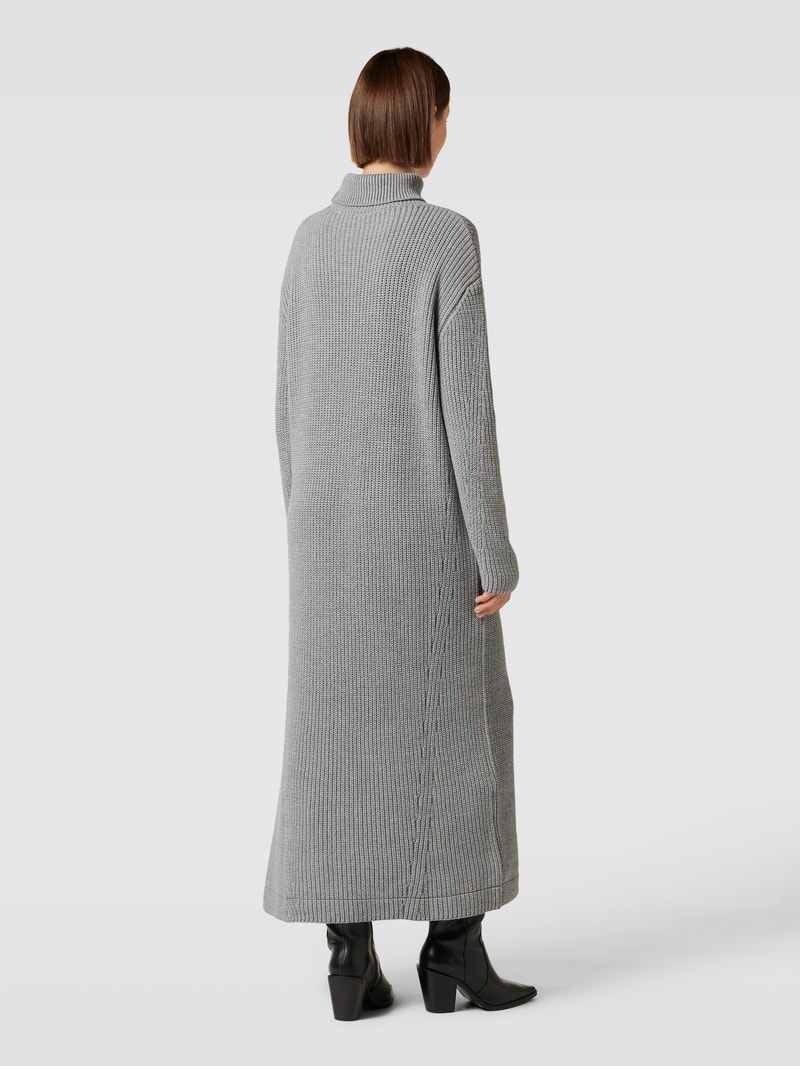 Strickkleid mit Rollkragen in hellgrau