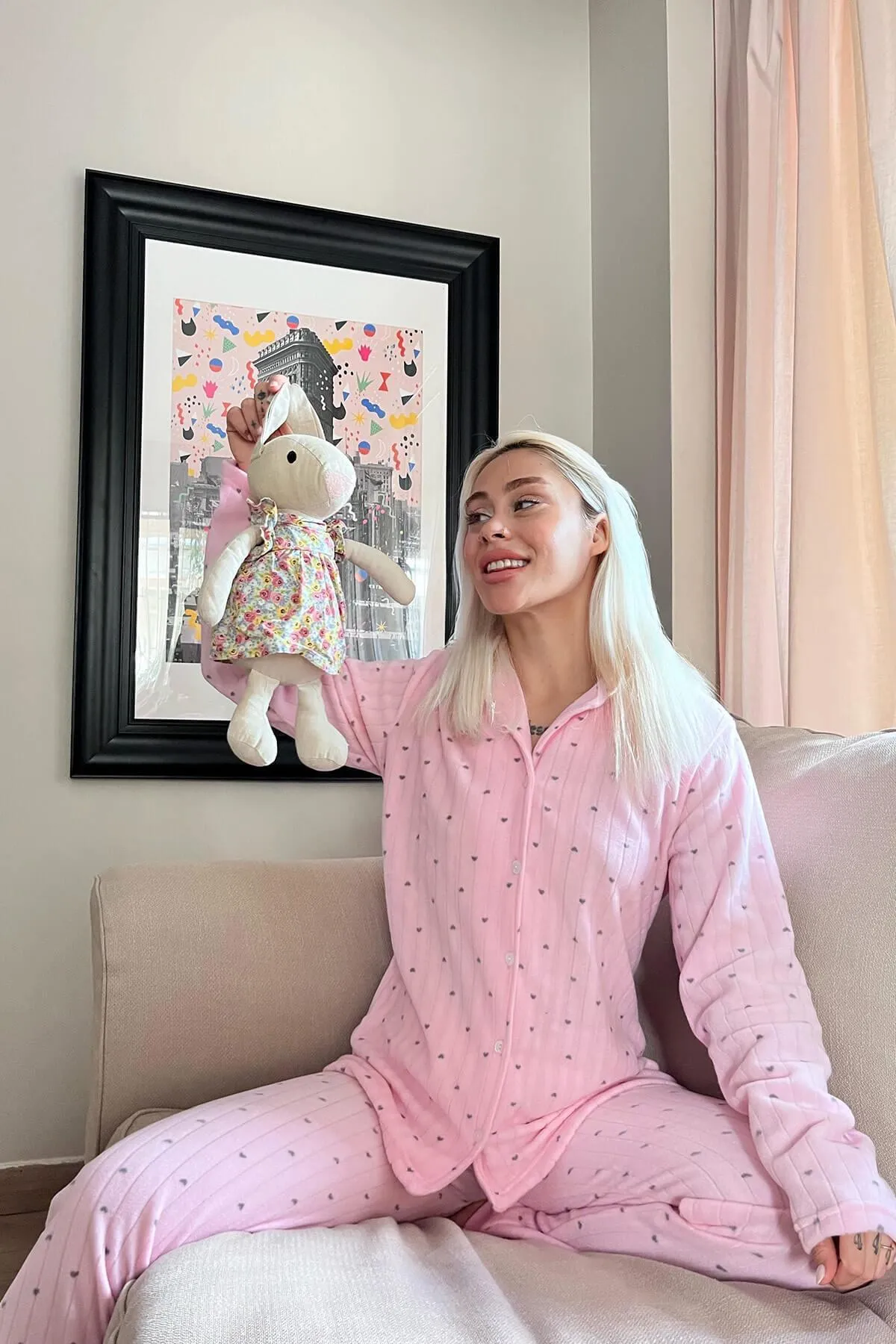 Pijamaevi  Hellrosa Pyjama-Set aus Plüsch-Fleece mit Herzmuster und Knöpfen vorne