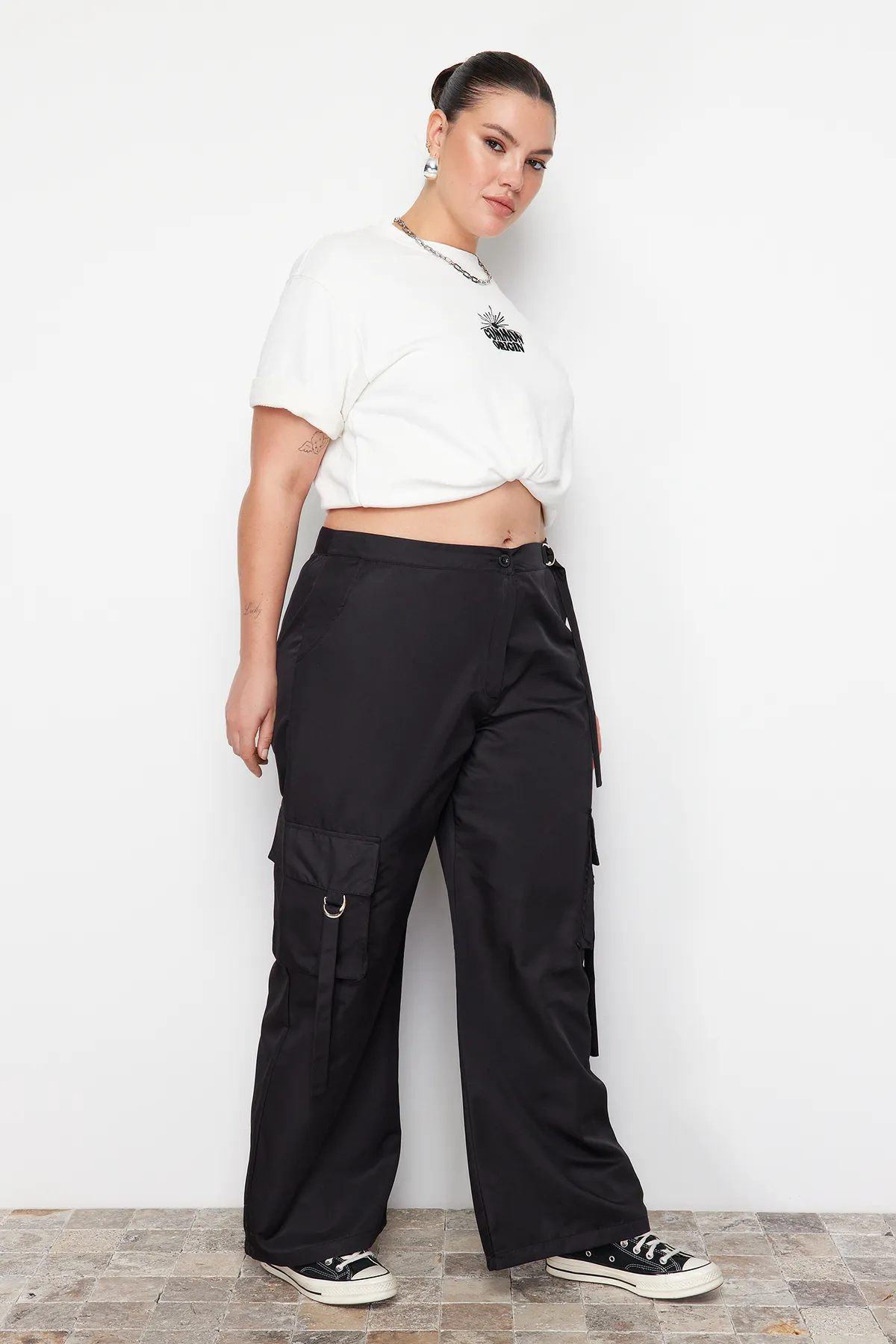 Trendyol Curve  Schwarze Fallschirm-Webhose mit weitem Bein TBBAW24AR00010