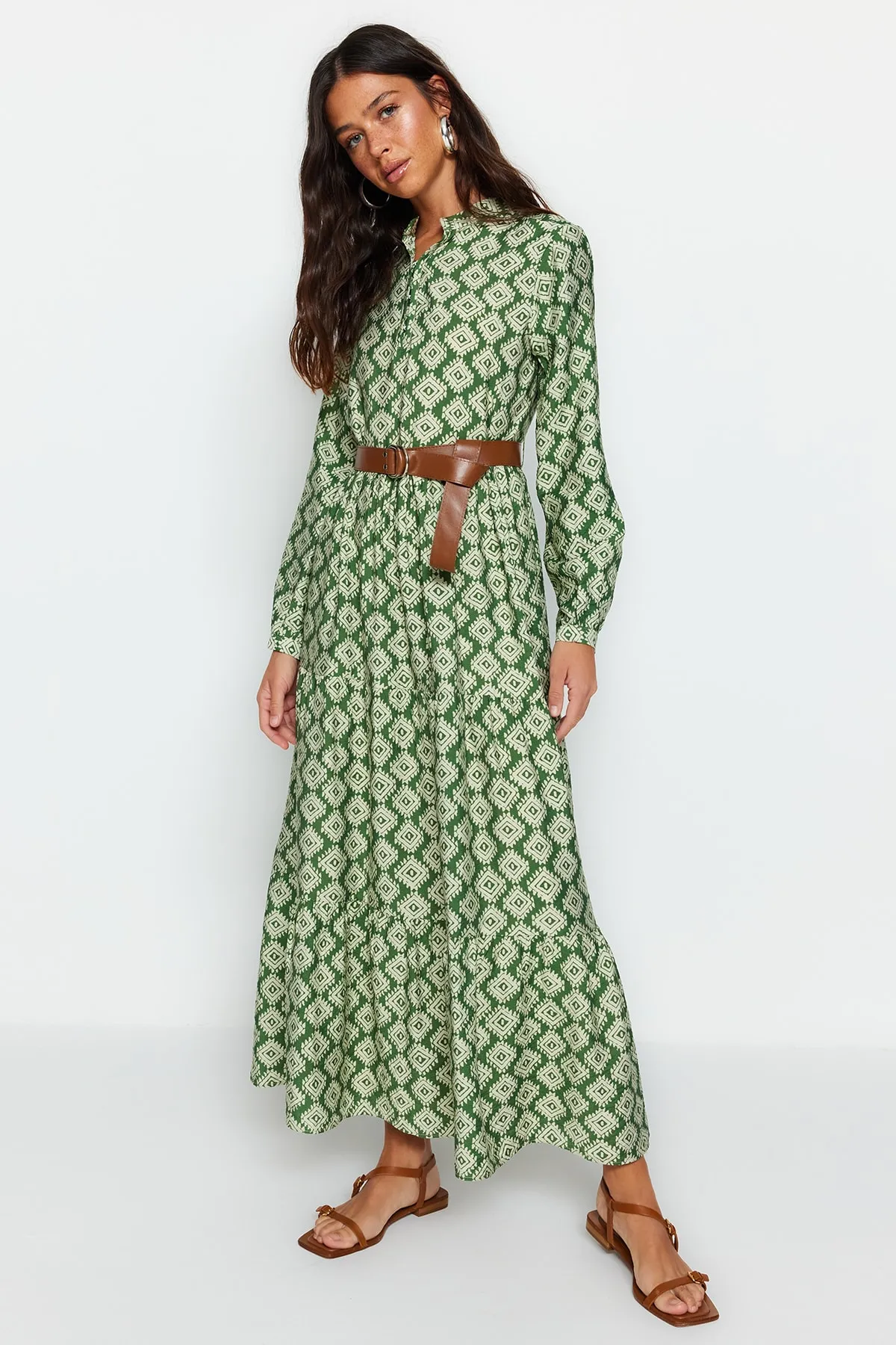 Trendyol Modest  Grünes, gewebtes Kleid mit Gürtelrock, Volant, Blumenmuster und Futter TCTSS23EB00111
