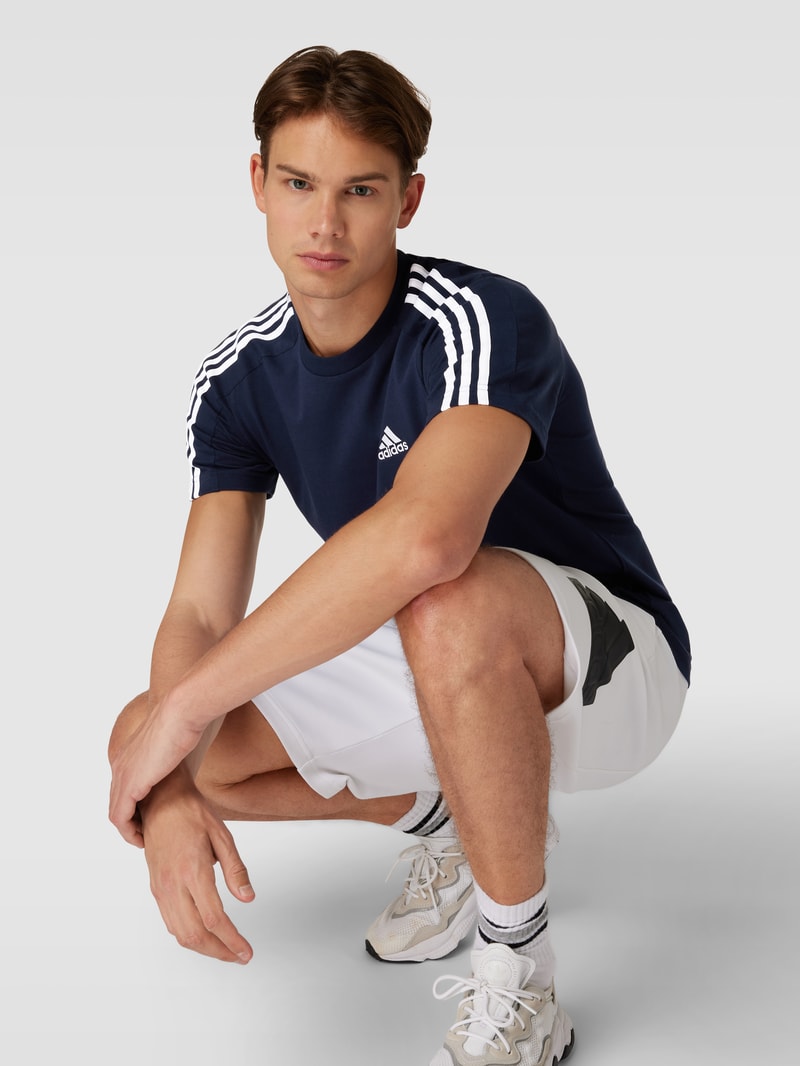 T-Shirt mit Kontraststreifen in marineblau