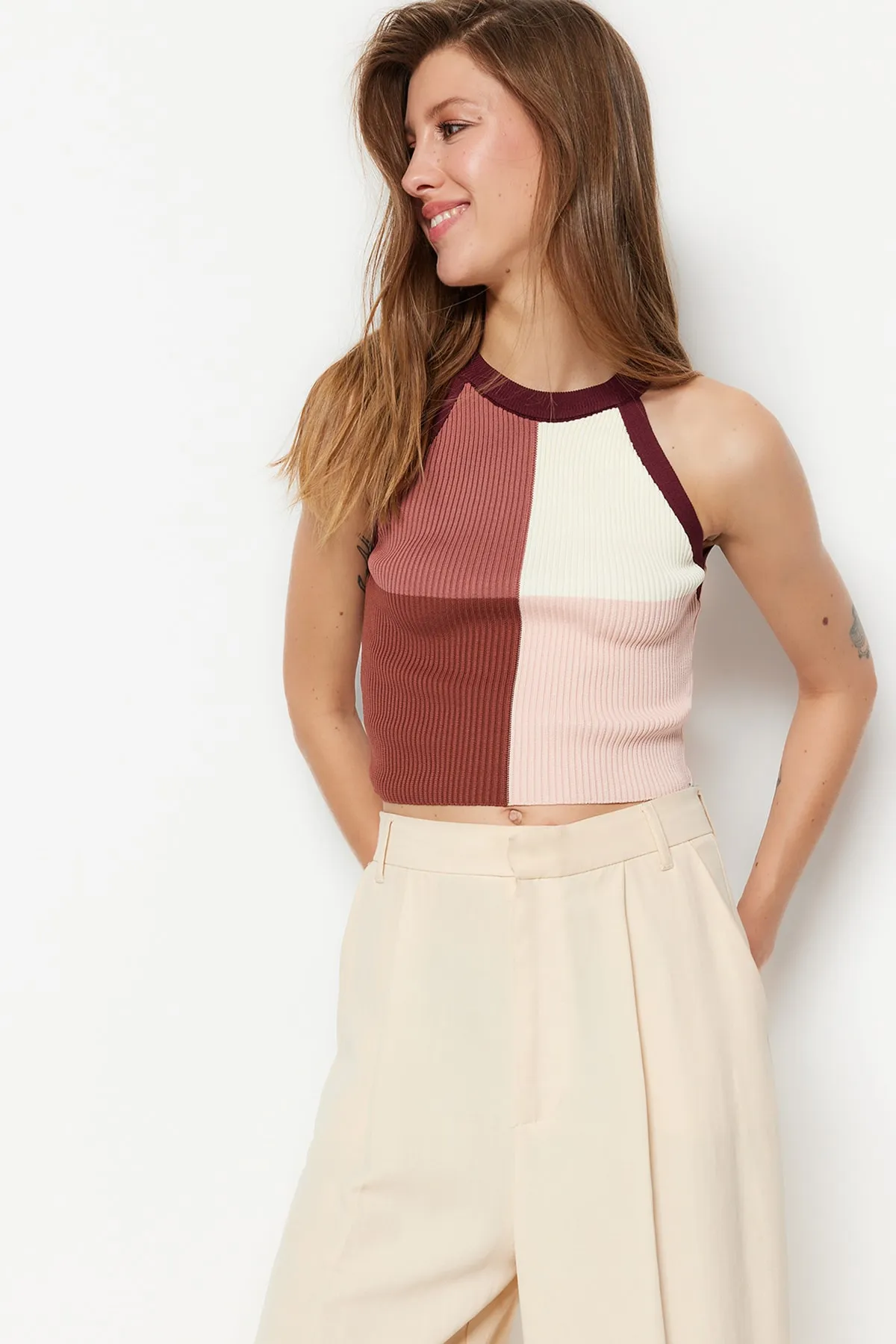 Trendyol Collection  Pflaumenfarbene Crop-Strickbluse mit Farbblockierung TWOSS22BZ0402