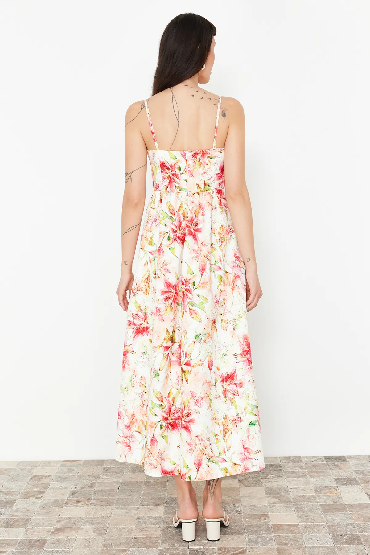 Trendyol Collection  Mehrfarbiges, gewebtes A-Linien-Kleid mit Blumendruck und quadratischem Ausschnitt TWOSS23EL02382