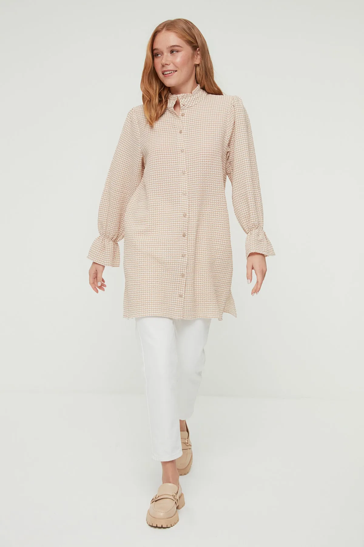 Trendyol Modest  Beiges gewebtes Seersucker-Hemd mit Gingham-Muster TCTSS22GO0110