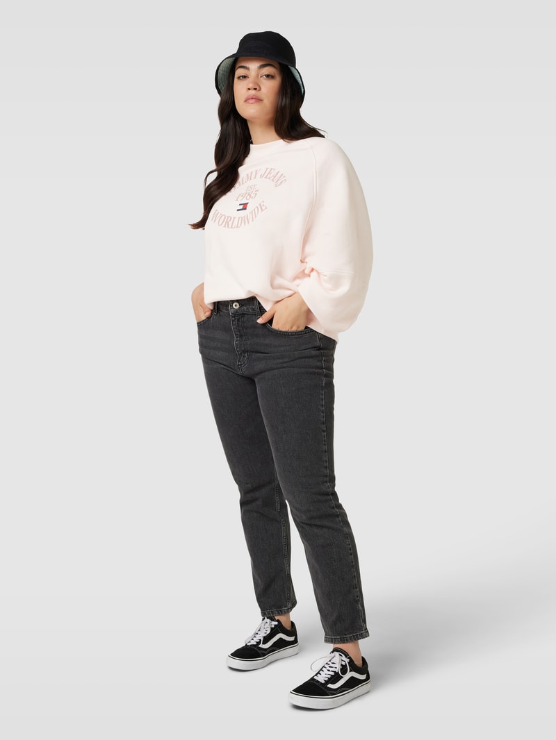 PLUS SIZE Sweatshirt mit Label-Print Modell 'WORLDWIDE' in rosa