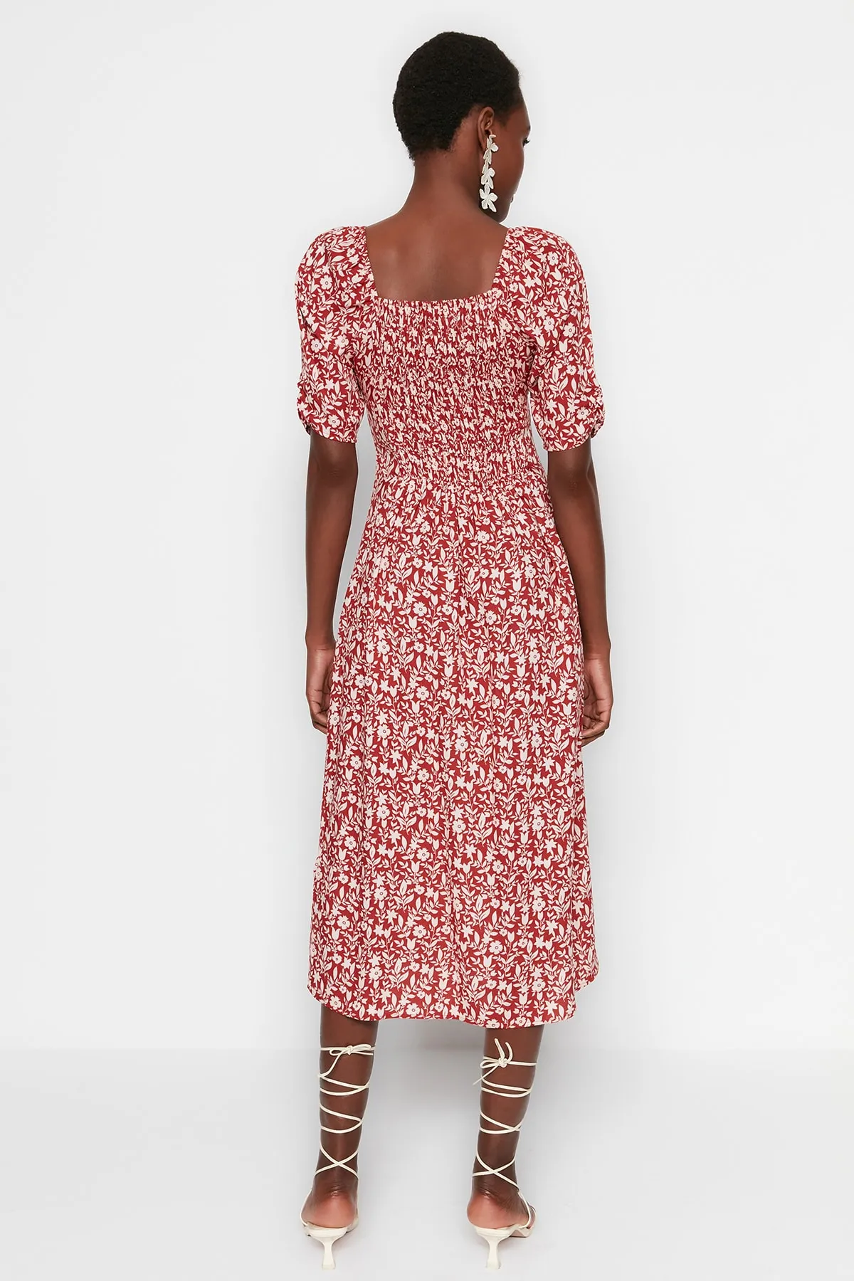 Trendyol Collection  Braunes, gerade geschnittenes Midi-Kleid aus gewebter Viskose mit Blumenmuster und Bindedetail TWOSS23EL00410