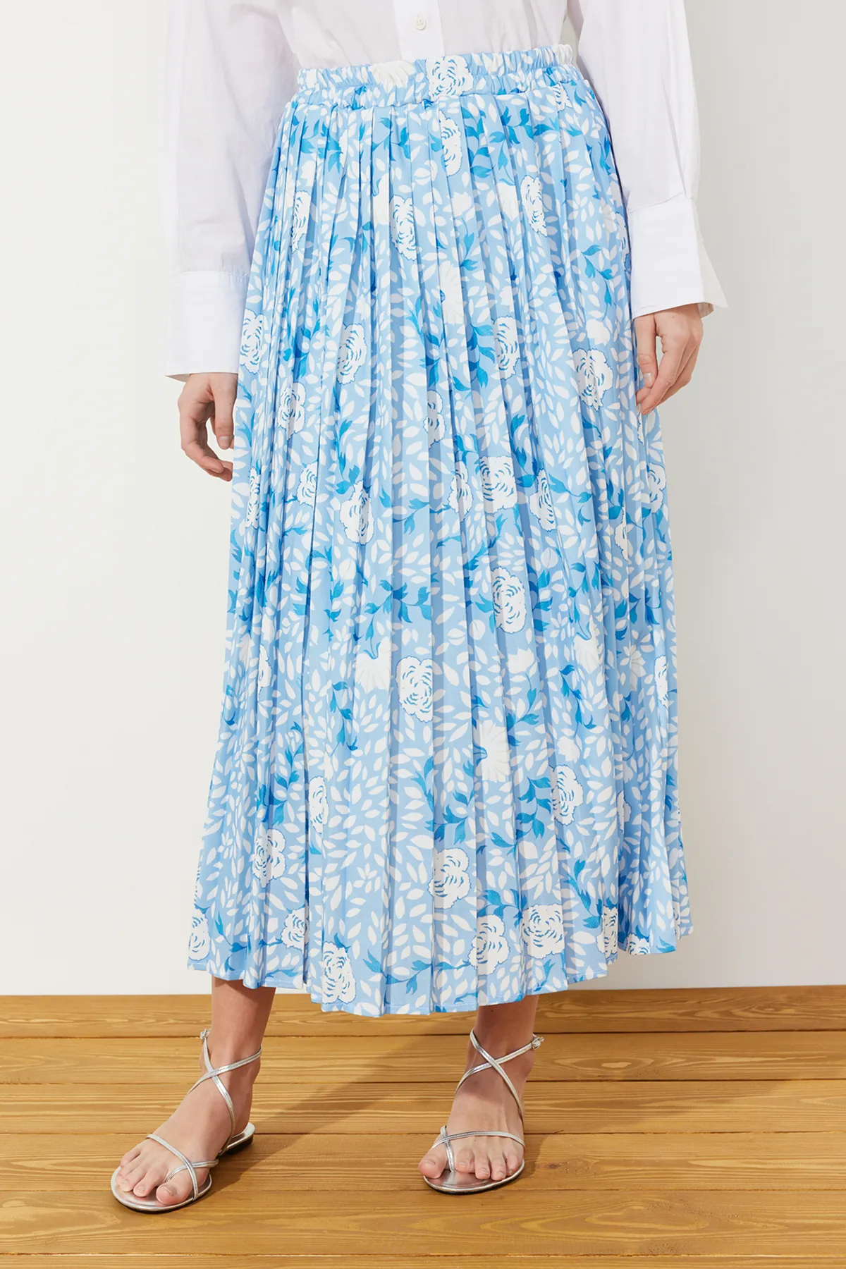 Trendyol Modest  Blauer, mehrfarbiger, breiter, plissierter Webrock mit elastischem Bund TCTSS23EE00026