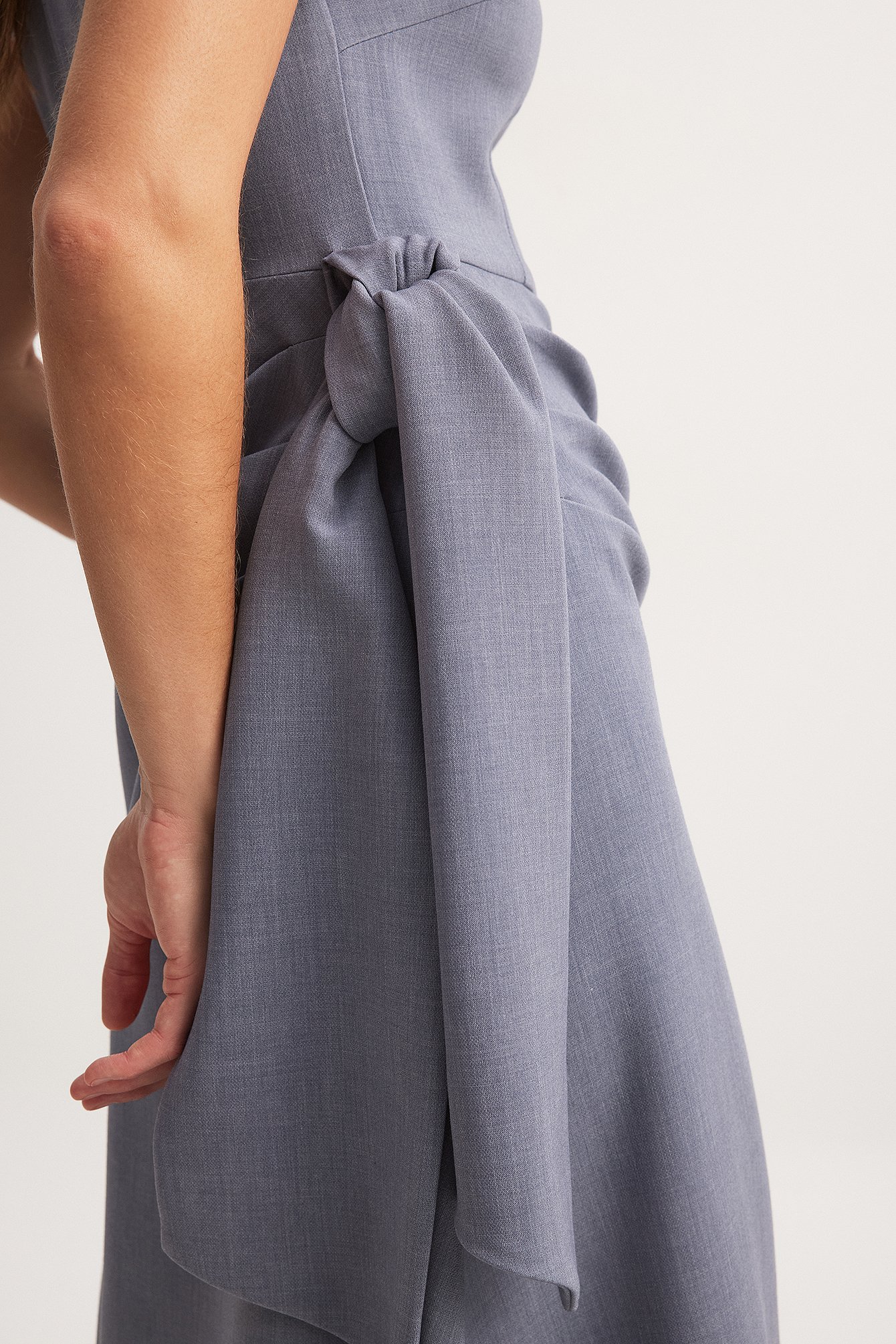 Midikleid mit Bindedetail an der Taille