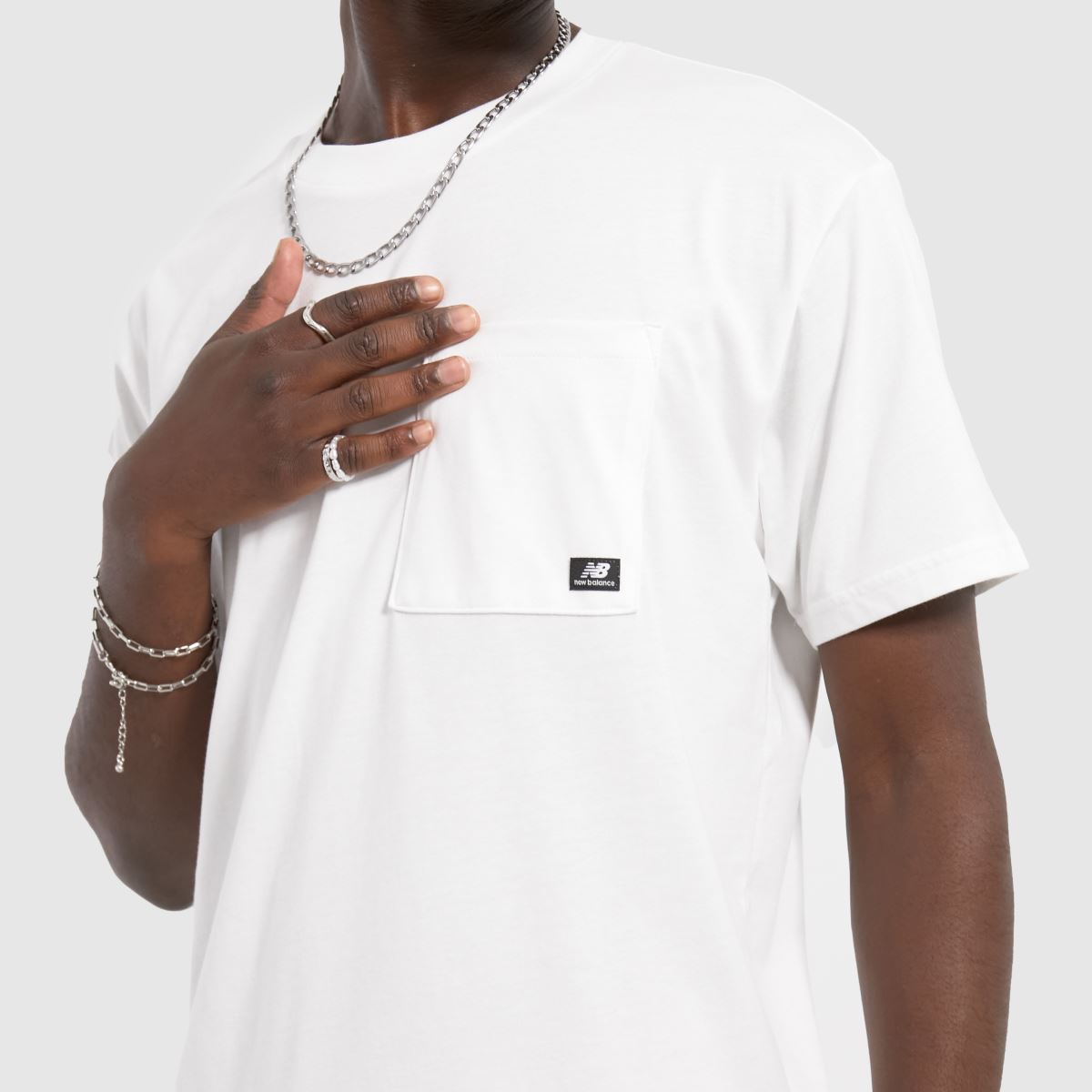 New Balance – Vit t-shirt med essentialmönster
