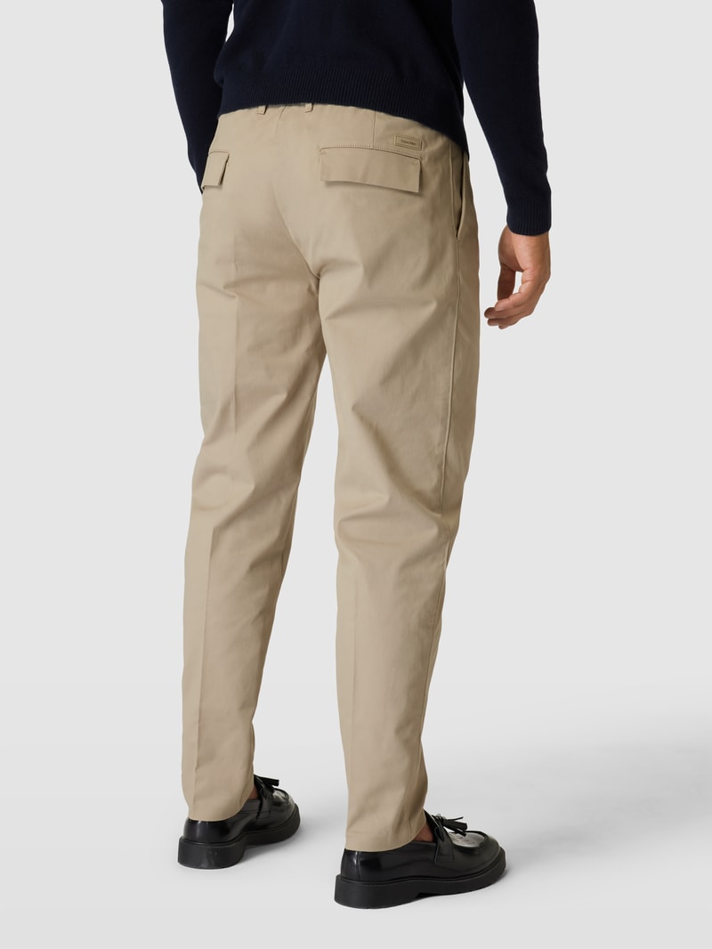 Chino in unifarbenem Design mit Bügelfalten in sand