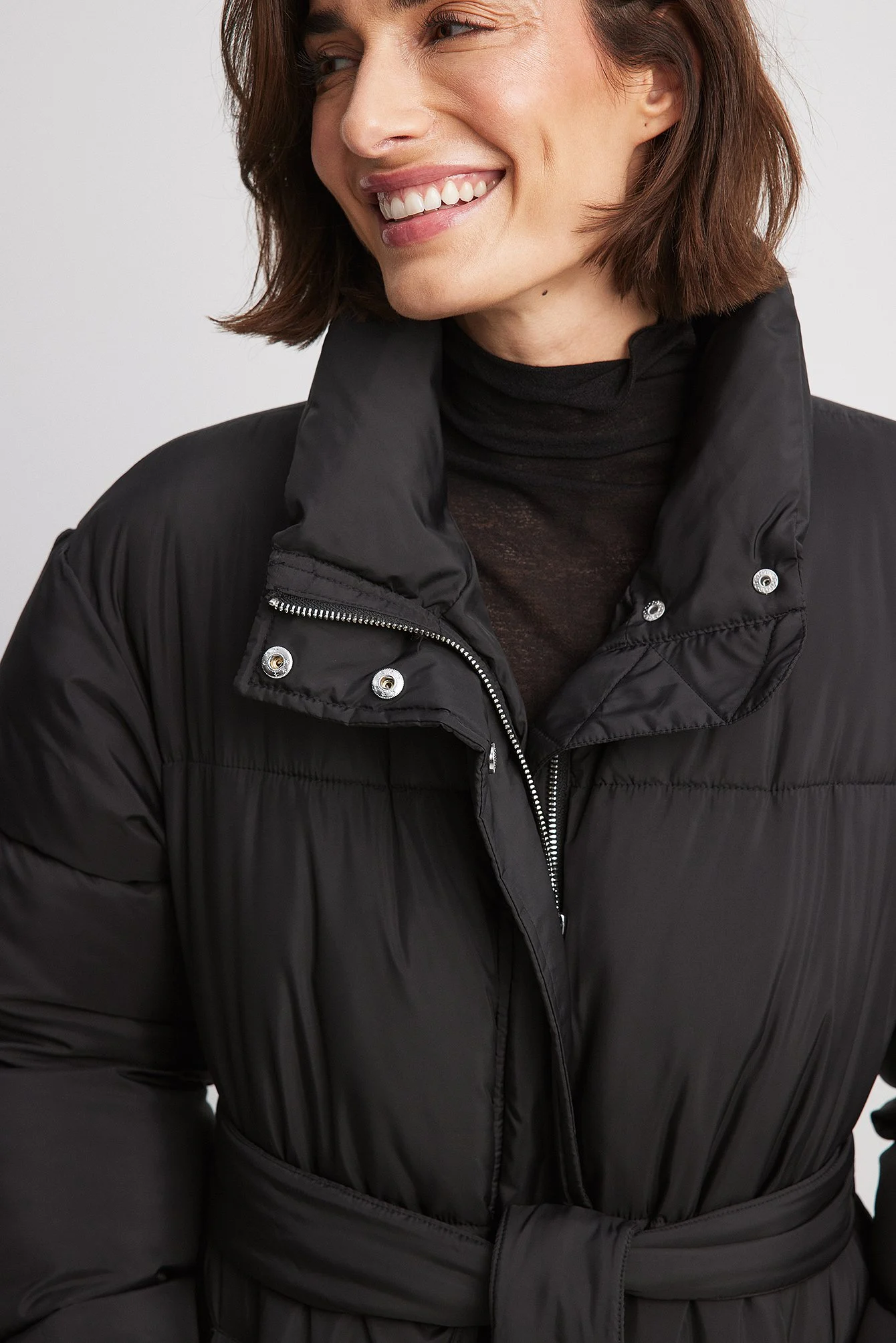 Lange gefütterte Jacke mit Gürtel