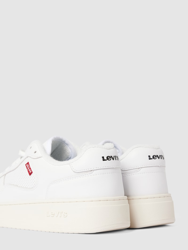 Sneaker mit Label-Detail in weiß