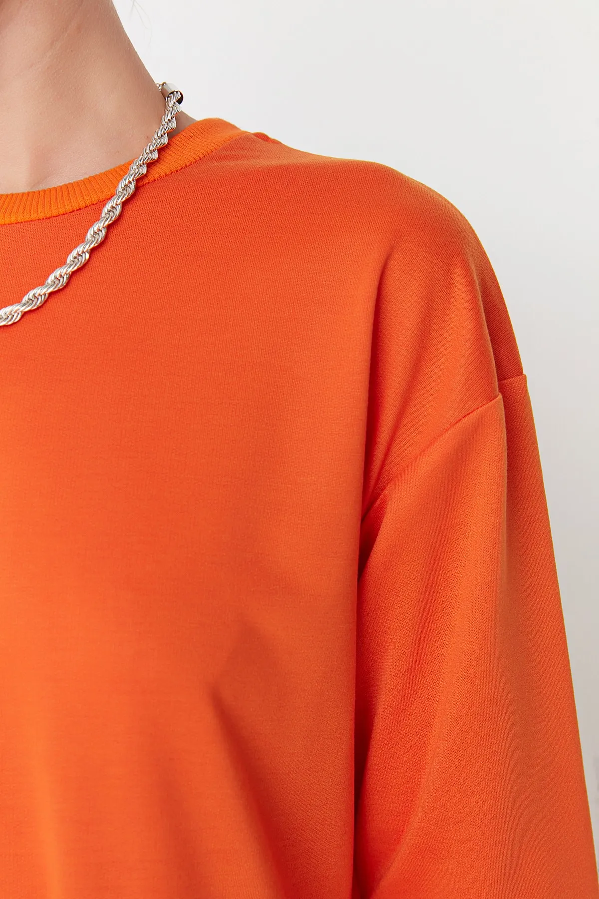 Trendyol Modest  Orangefarbenes Strickkleid mit Rundhalsausschnitt und Raffung TCTSS22EL00000