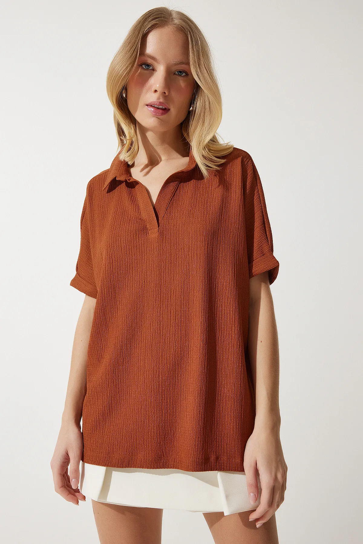 Happiness İstanbul  Gestrickte Crinkle-Bluse mit Kachel-Polo-Ausschnitt für Damen DD01299