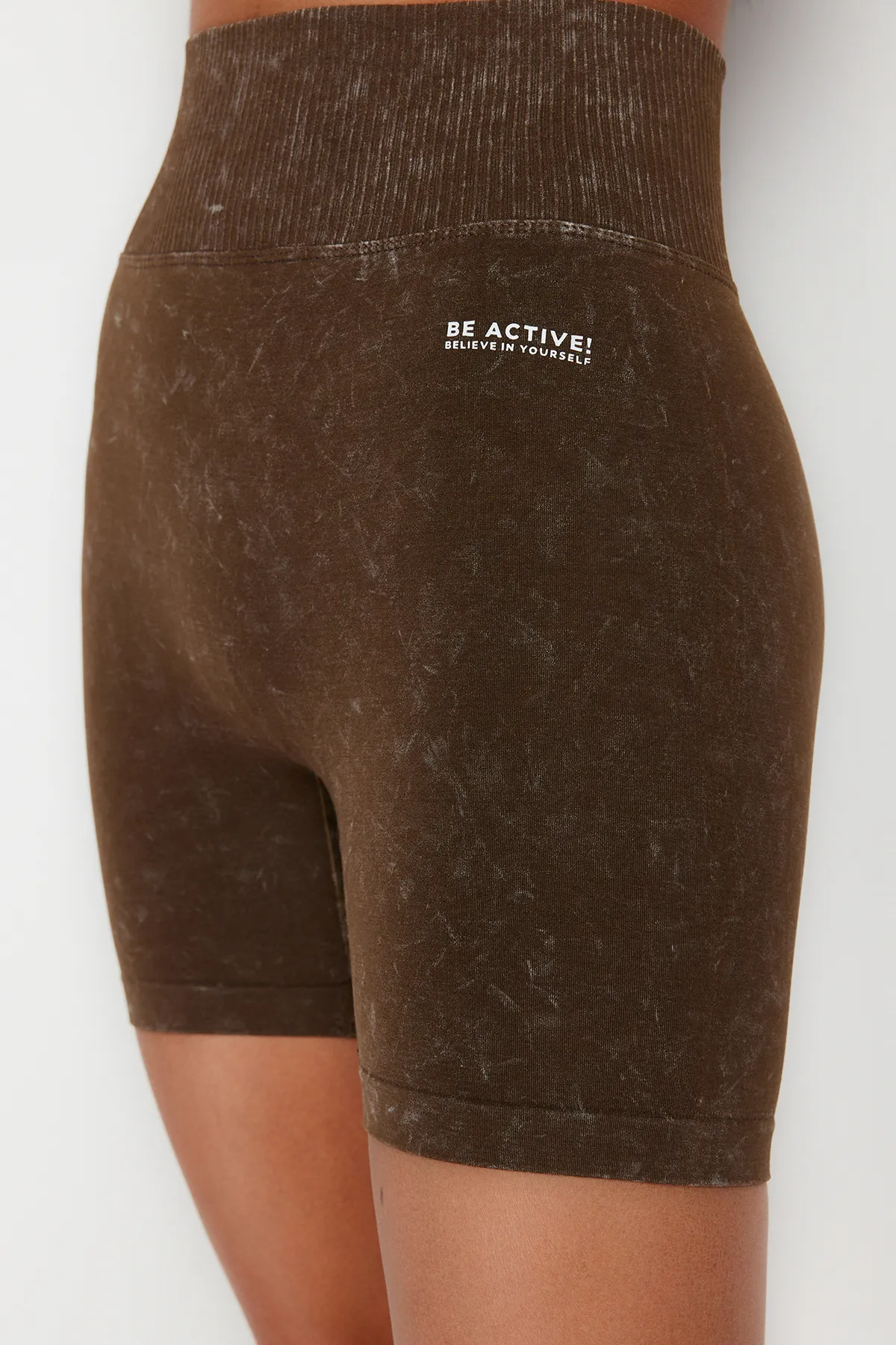 Trendyol Collection  Braune nahtlose/nahtlose Acid-Wash-Strick-Sportshorts/kurze Leggings THMSS23TY00034