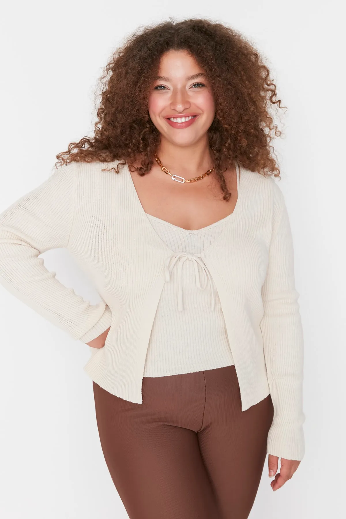 Trendyol Curve  Beigefarbenes Set aus Feinstrick-Cardigan und Unterhemd mit Krawatte und V-Ausschnitt