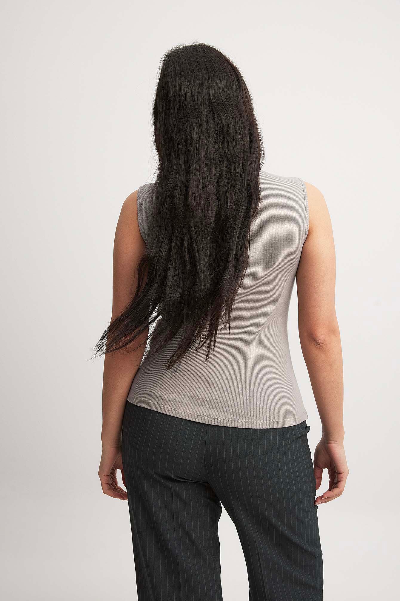 Geripptes Top mit Twist-Detail vorne