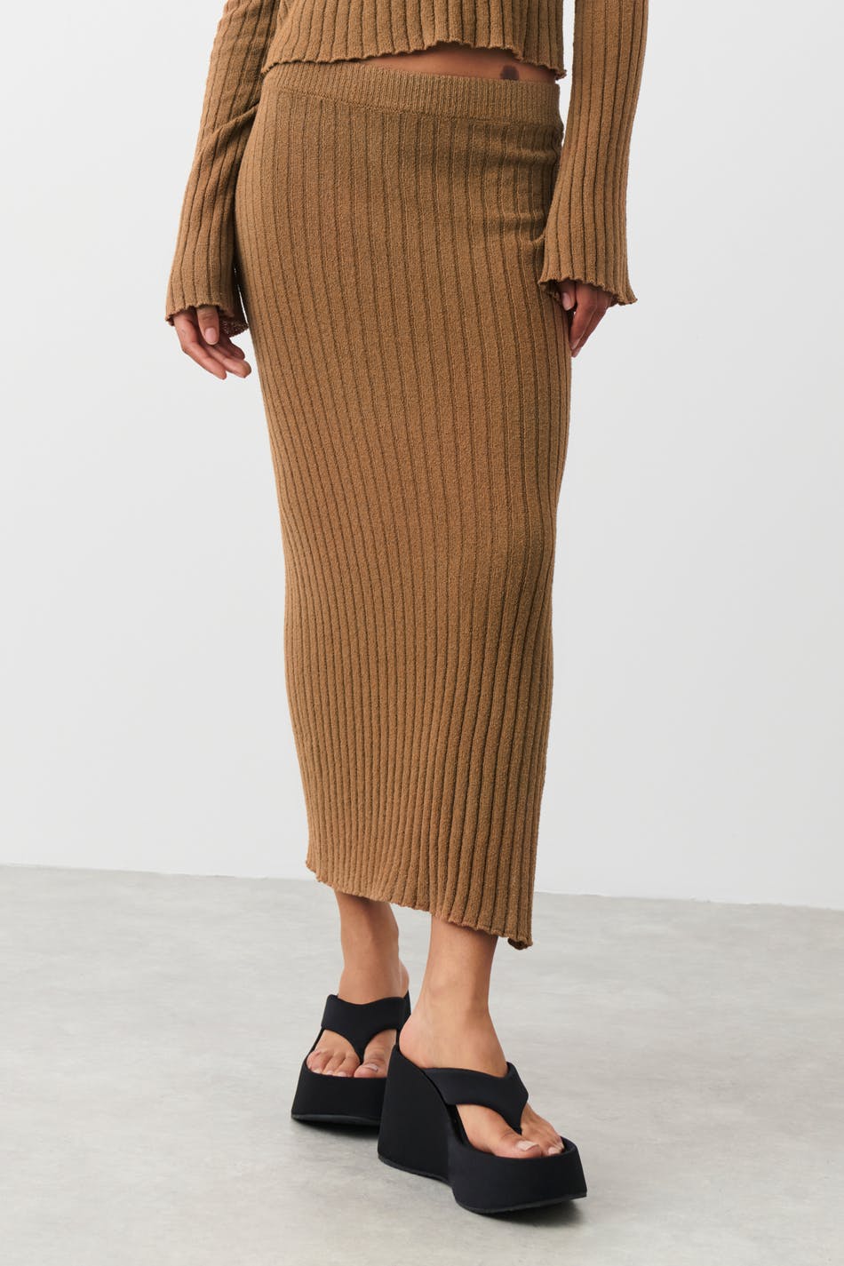 Knitted slit skirt