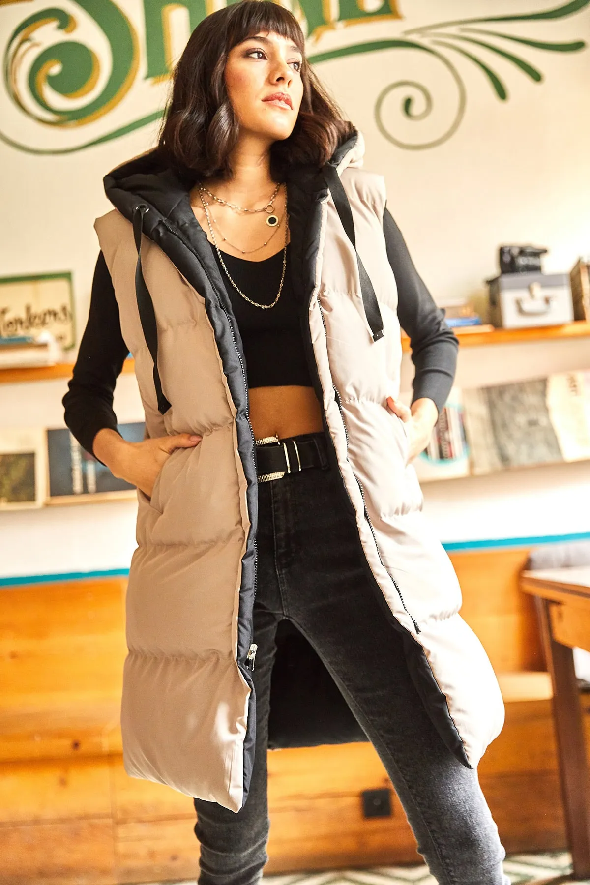 Olalook  Schwarz-beige doppelseitig gepolsterte Webweste mit Kapuze für Damen YLK-19000013