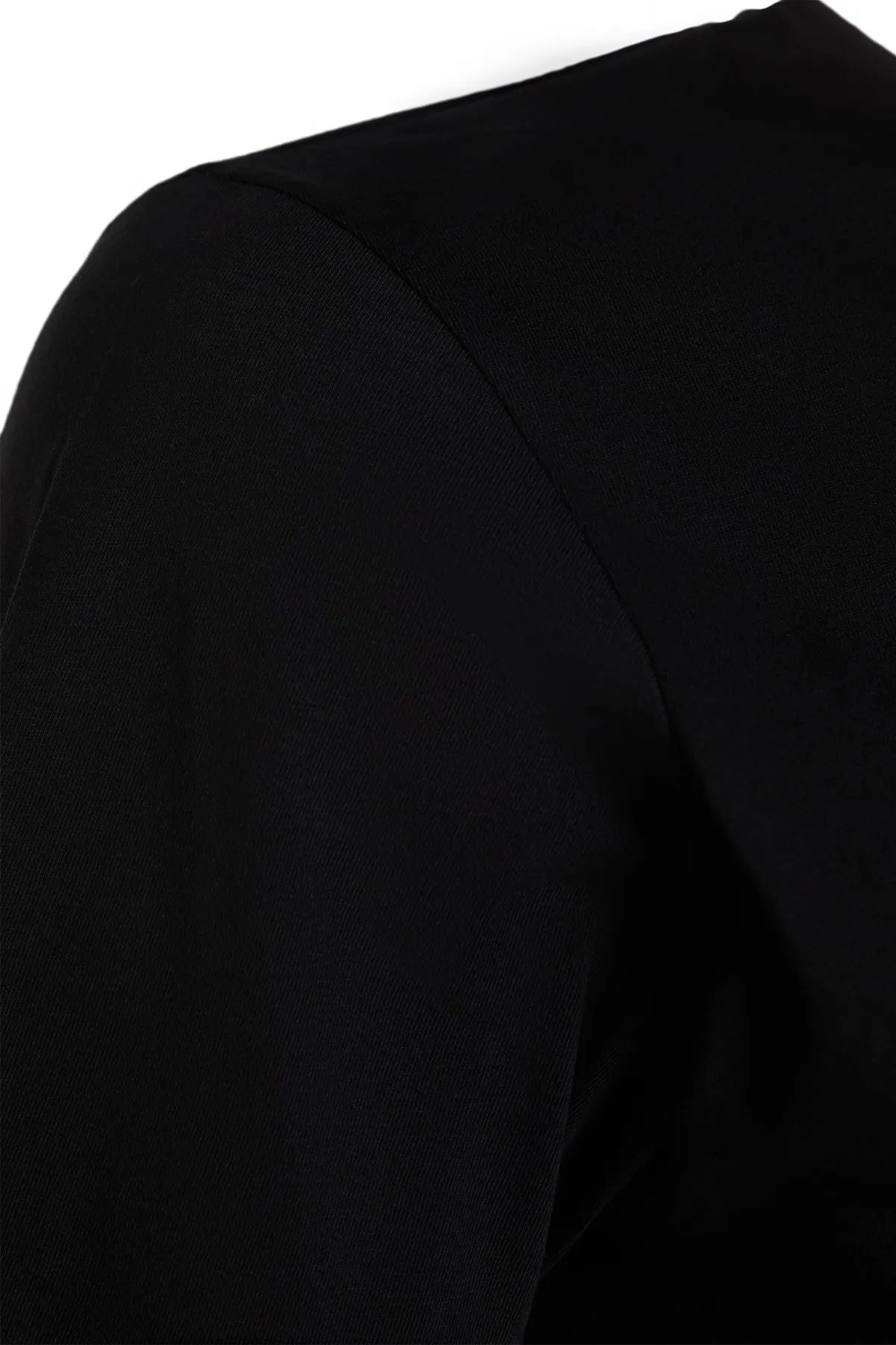 Trendyol Curve  Schwarzes Strick-T-Shirt mit Rundhalsausschnitt TBSSS22TS2094