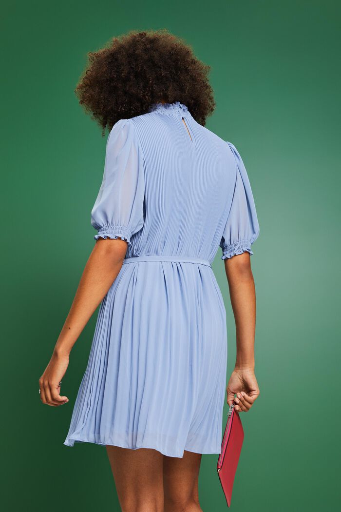 Plissiertes Chiffon-Minikleid mit Stehkragen