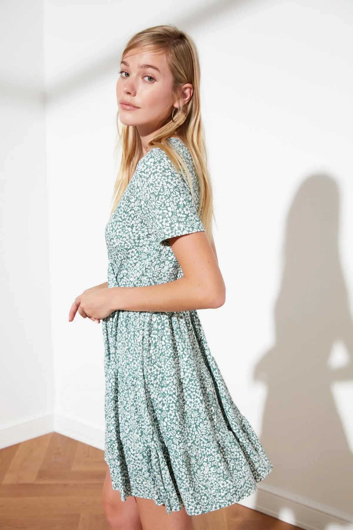 Trendyol Collection  Grünes Strickkleid mit V-Ausschnitt