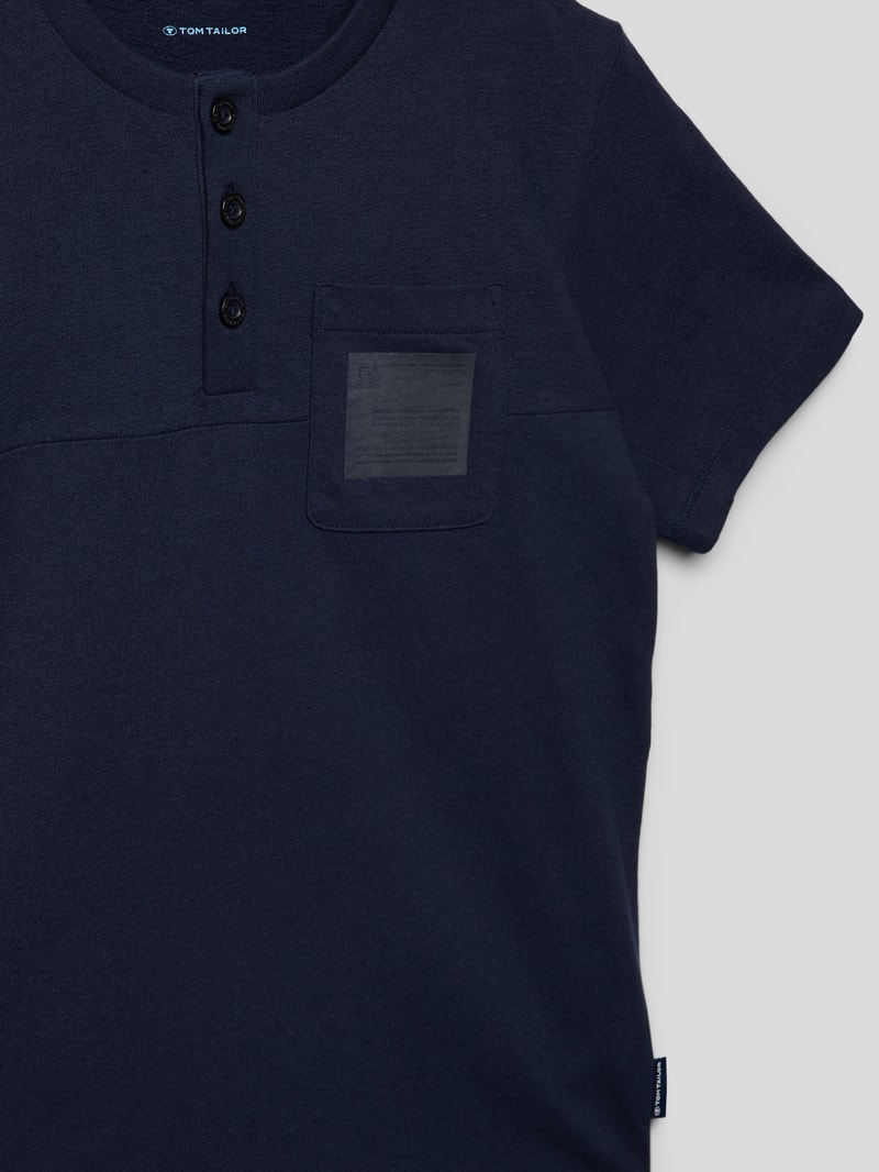 T-Shirt mit Brusttasche in marineblau