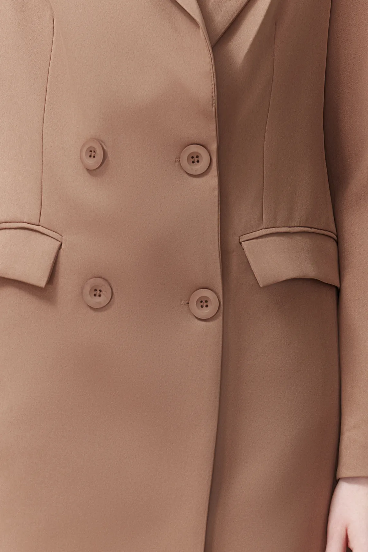 Trendyol Modest  Hellbraune, gewebte Blazerjacke mit Doppelknopfdetail, gefütterten Taschen TCTSS22CE0250