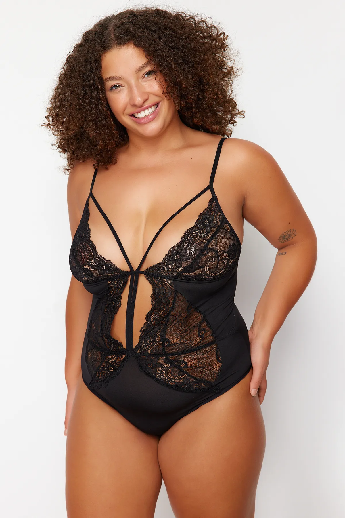 Trendyol Curve  Schwarzer Spitzen-Body mit Details TBBSS23CS00000