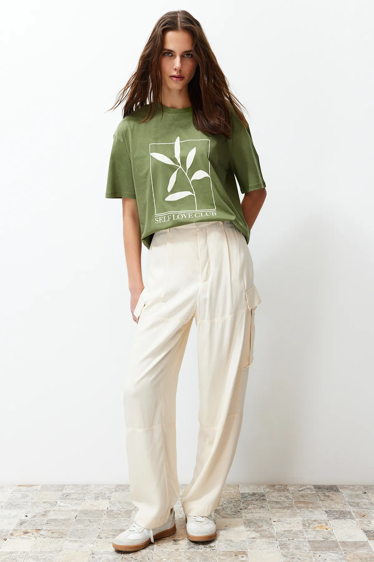 Trendyol Collection  Khakifarbenes, 100 % Baumwolle bedrucktes, entspanntes/weites, entspannt geschnittenes Strick-T-Shirt mit Rundhalsausschnitt TWOSS23TS00267
