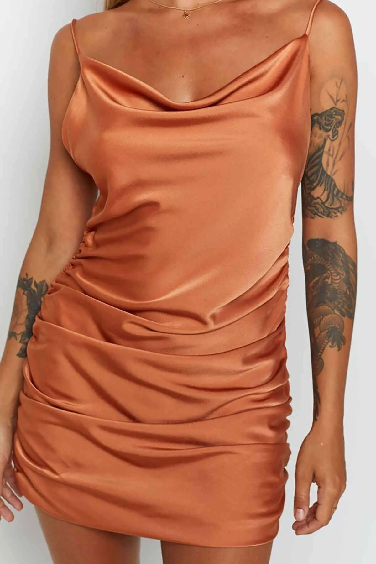 Merry See  Aria&'s Closet Kurzes Nachthemdkleid aus Satin mit seitlicher Raffung Kupfer