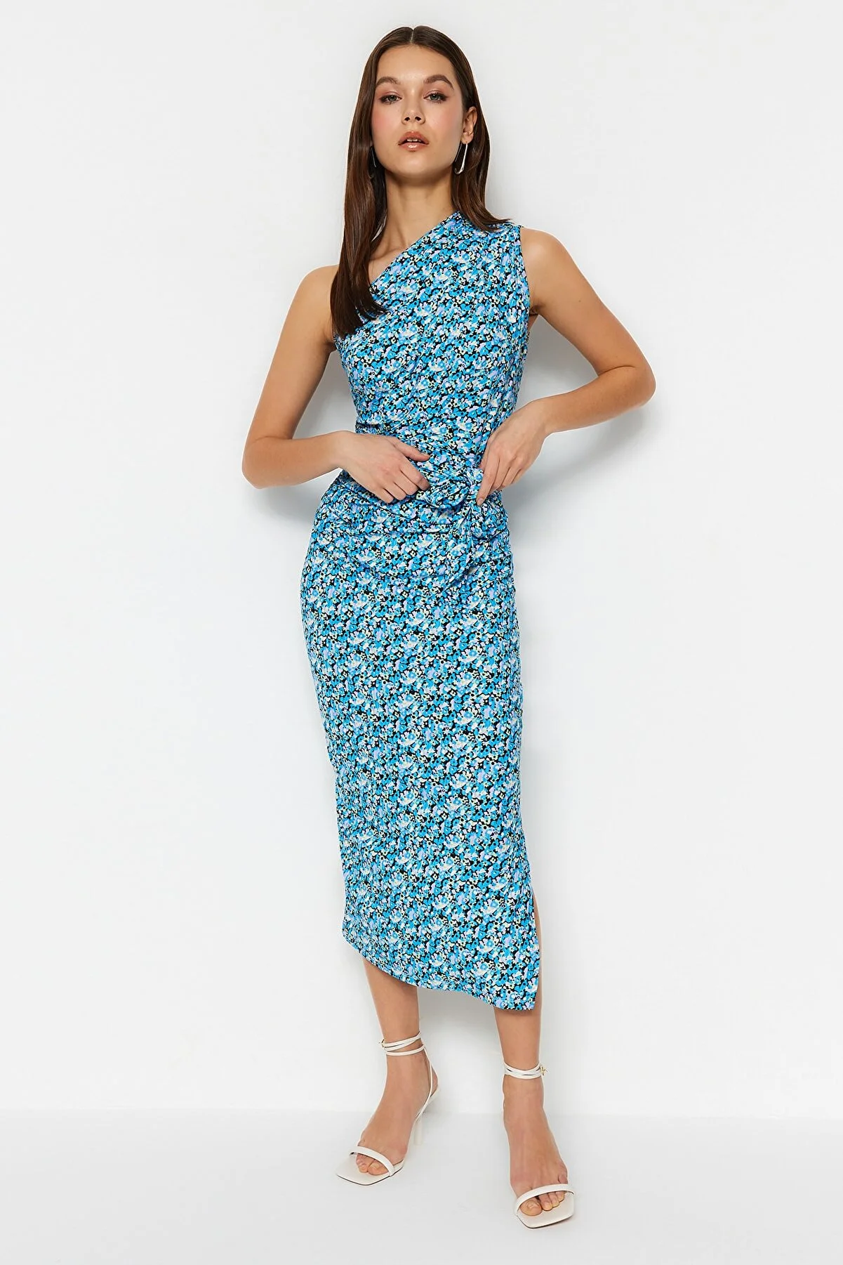 Trendyol Collection  Blaues bedrucktes, tailliertes One-Shoulder-Asymmetrisches Degaje-Bleistiftkleid aus Strick TWOSS23EL02182
